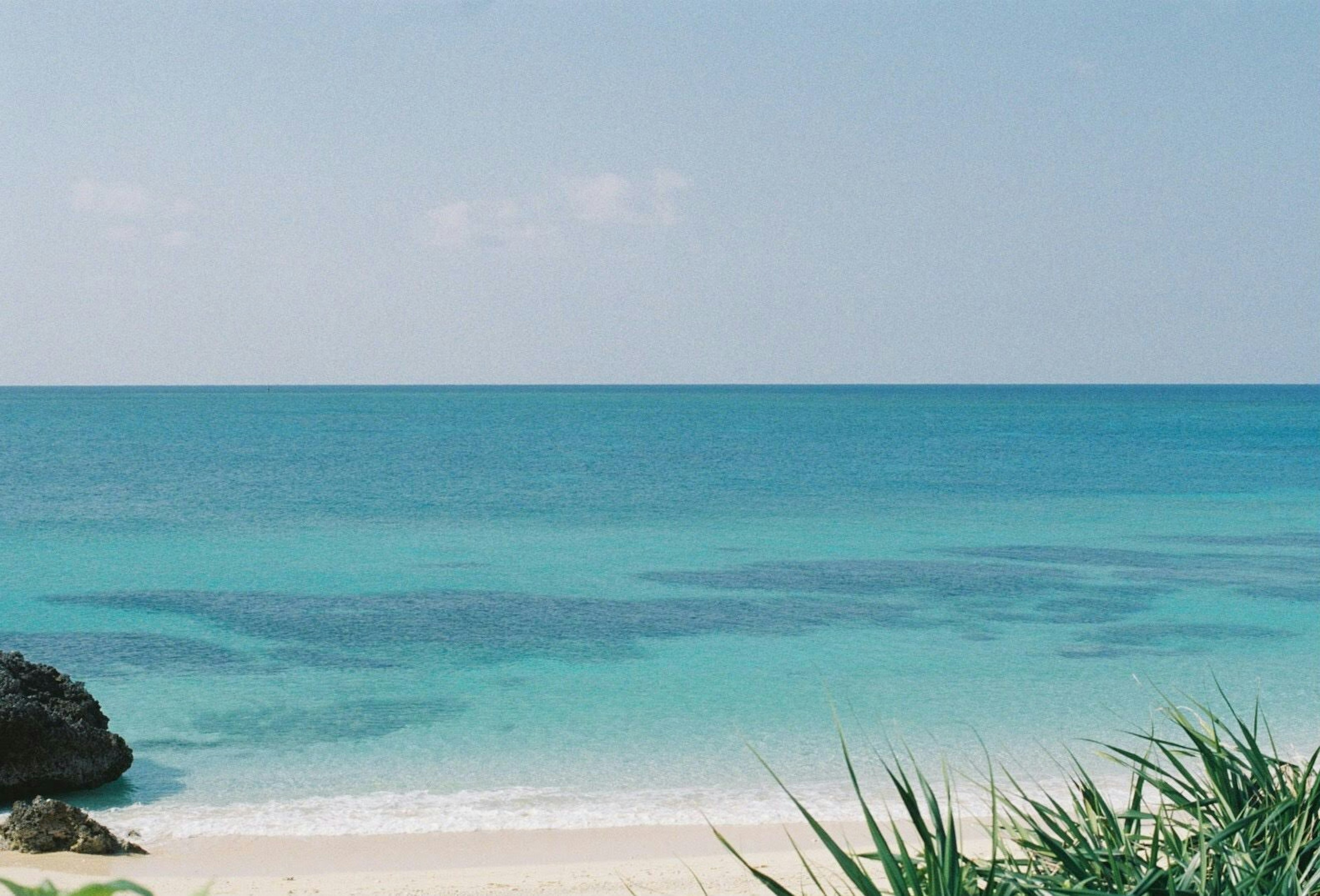 Vista panoramica di un oceano blu e di una spiaggia di sabbia bianca