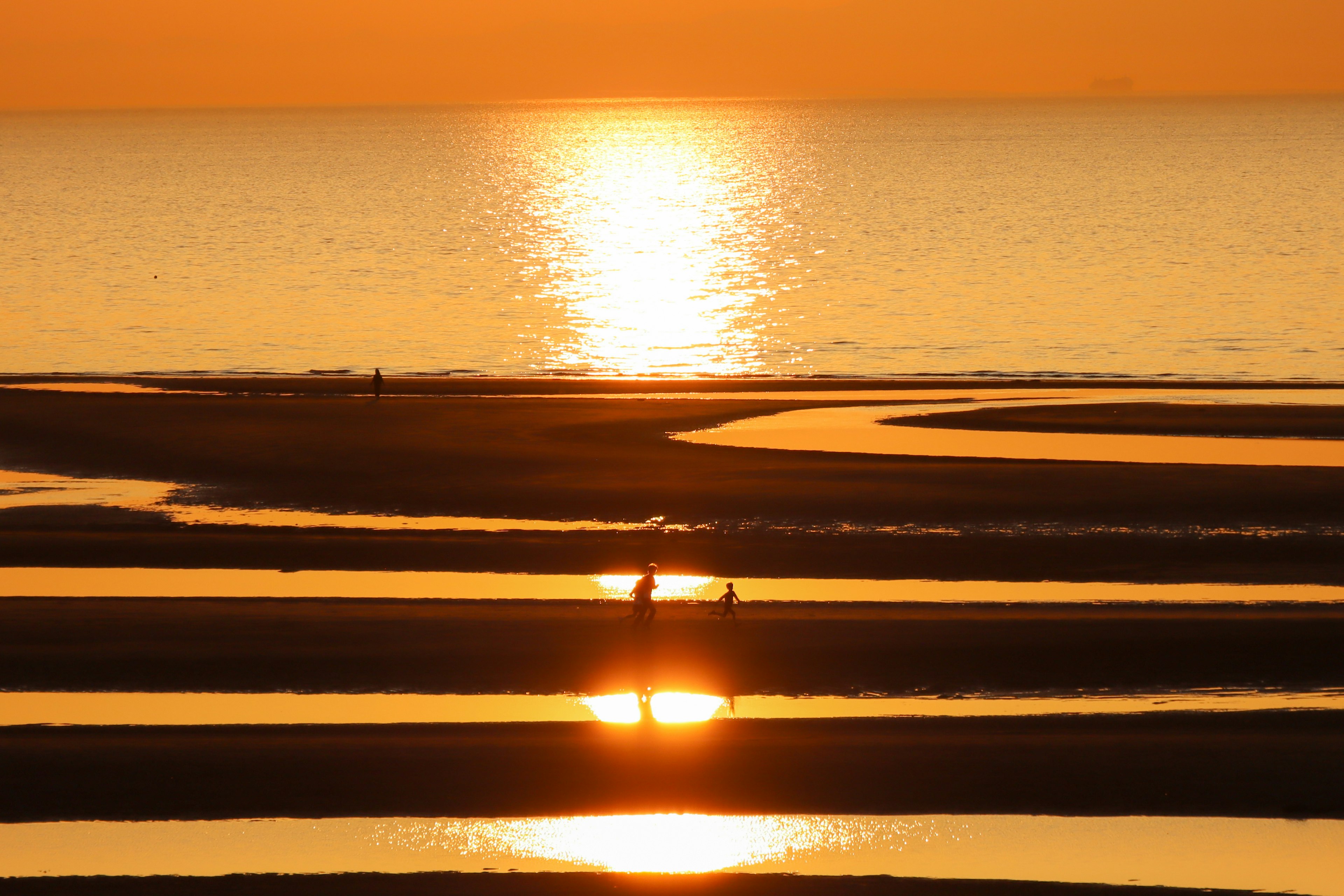 夕日が海に沈む景色と波紋