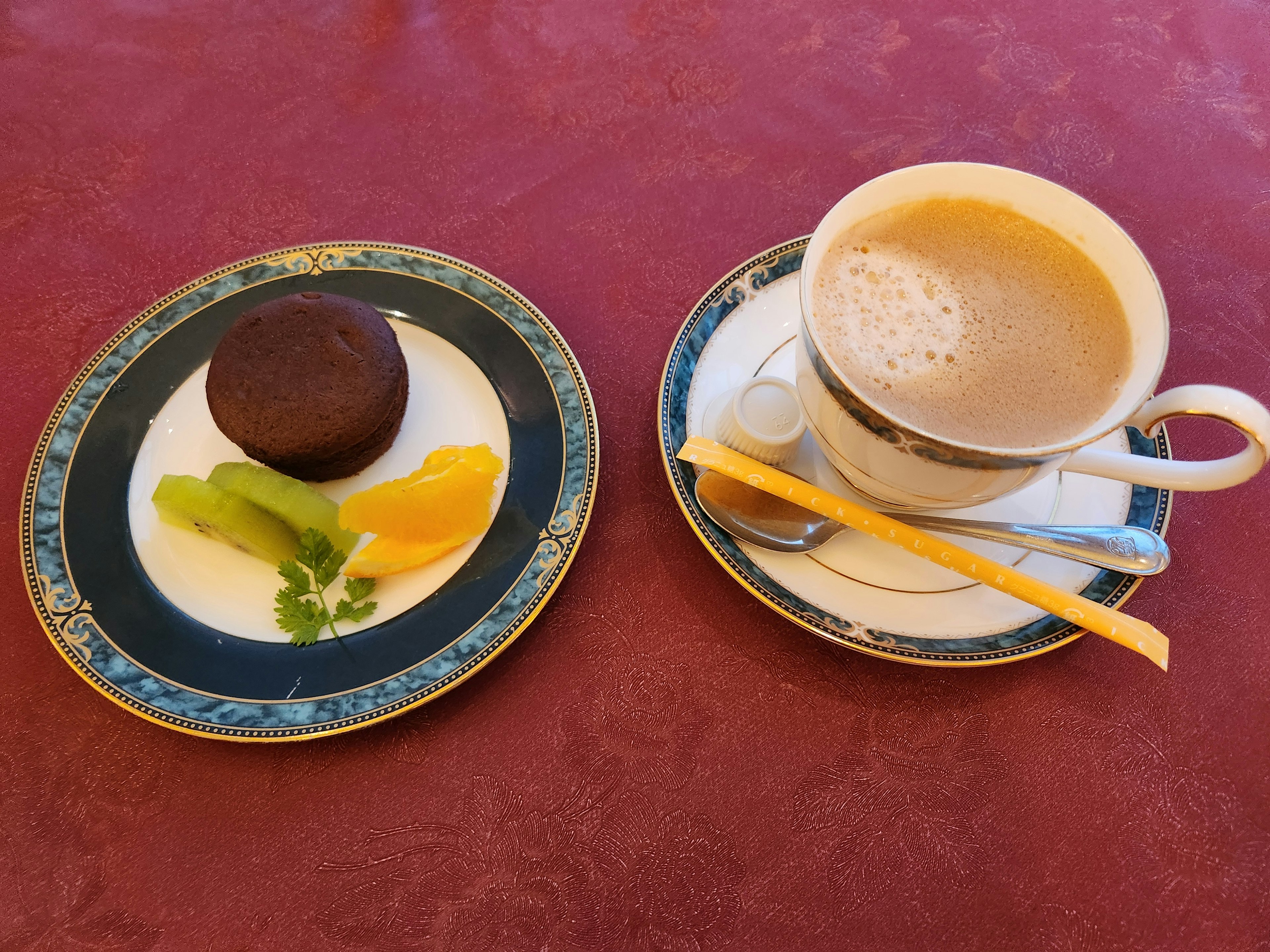 Un plato con postre y una taza de café en una mesa