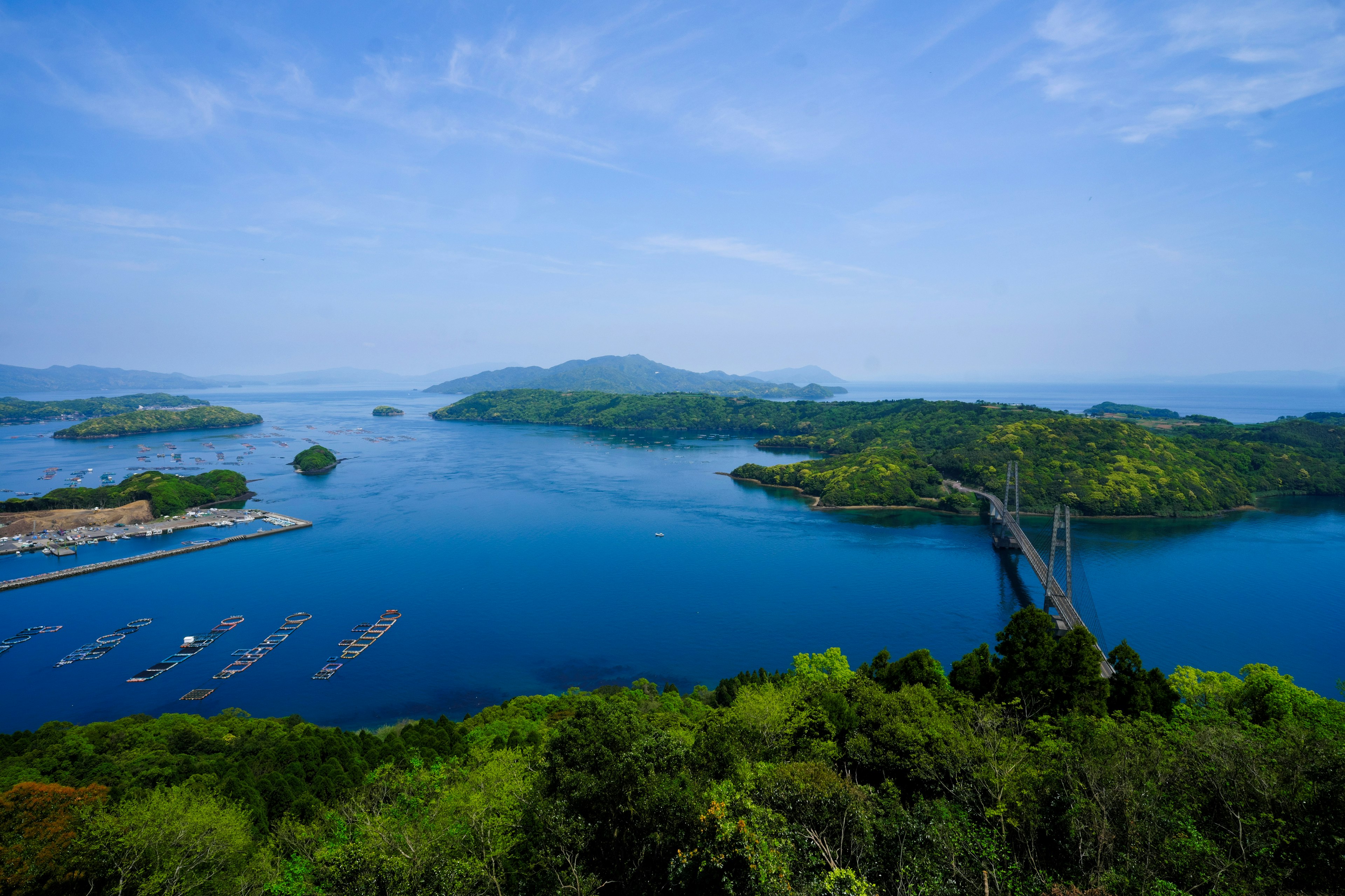 Vue panoramique de l'océan bleu et des îles vertes avec un pont