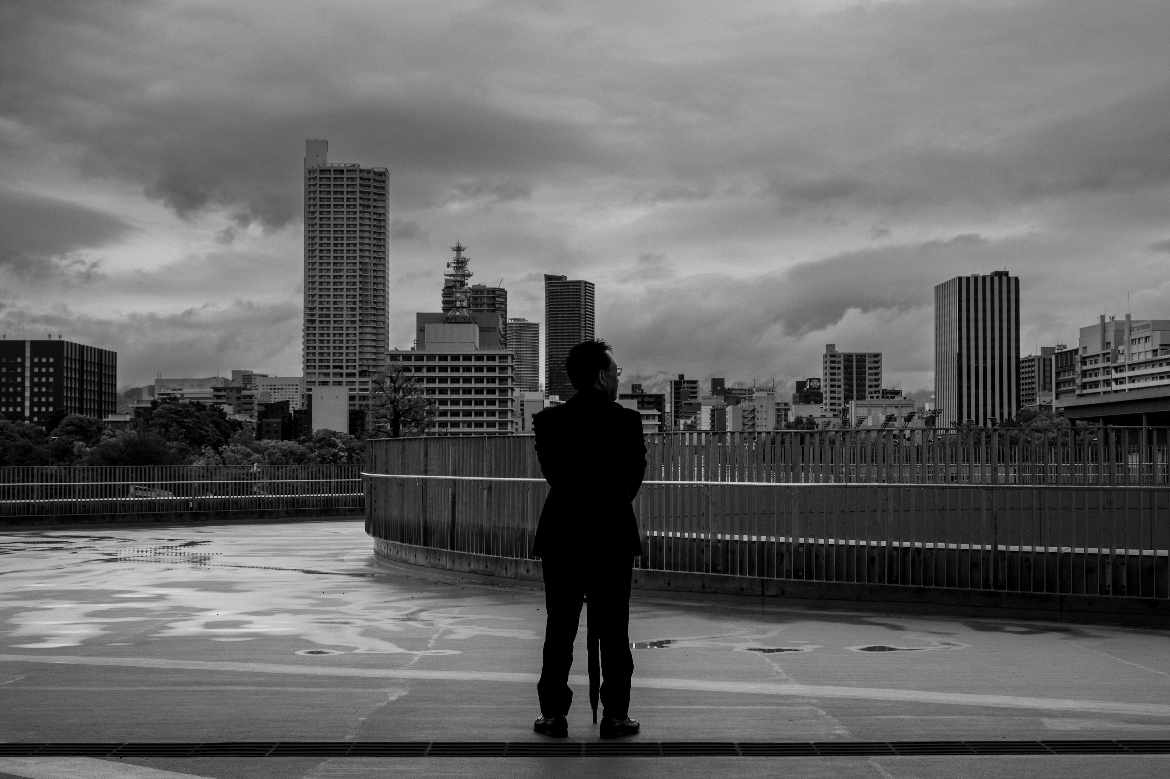 Silhouette di un uomo contro uno skyline urbano