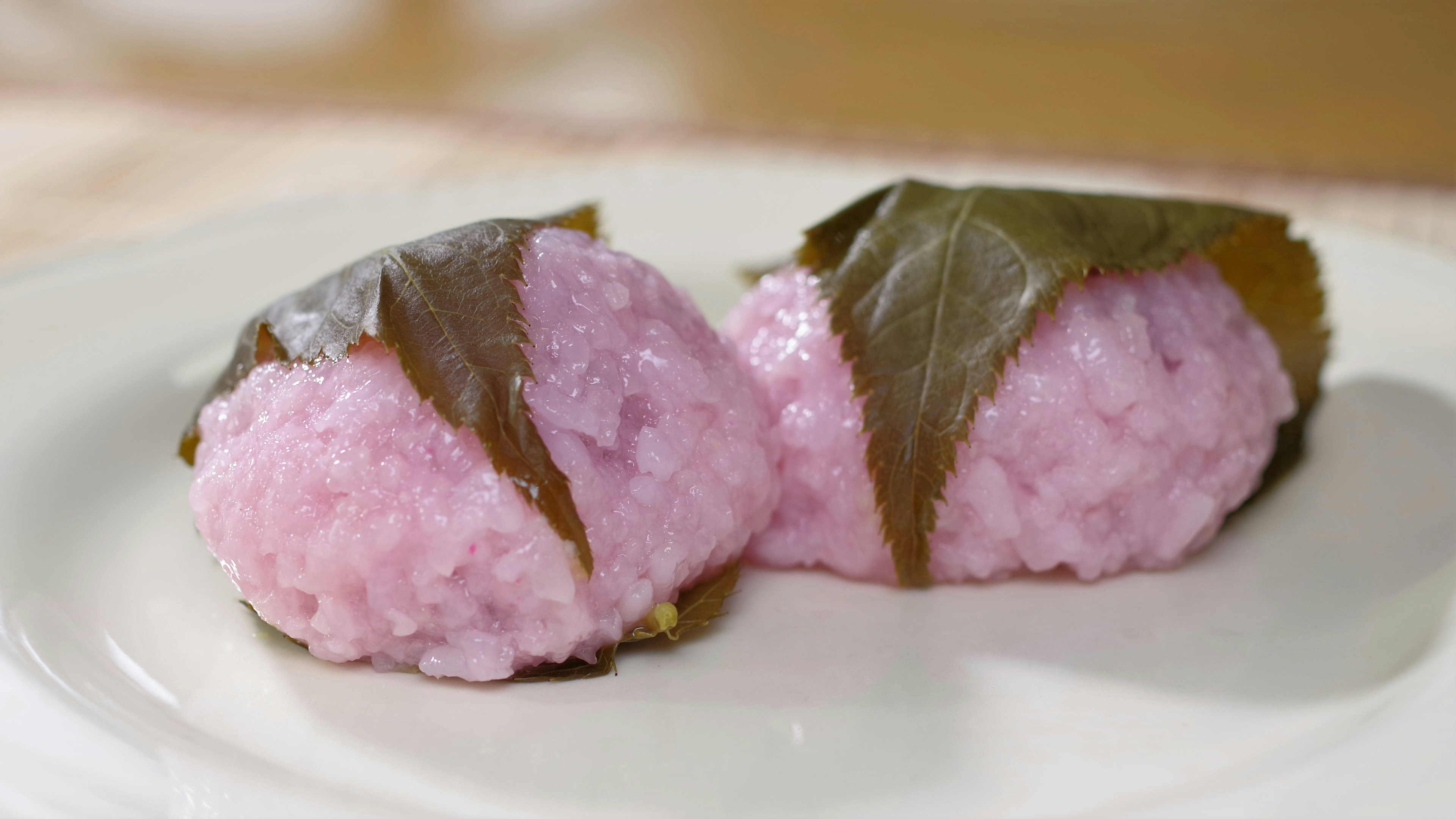 Pasteles de arroz rosa envueltos en hojas de cerezo