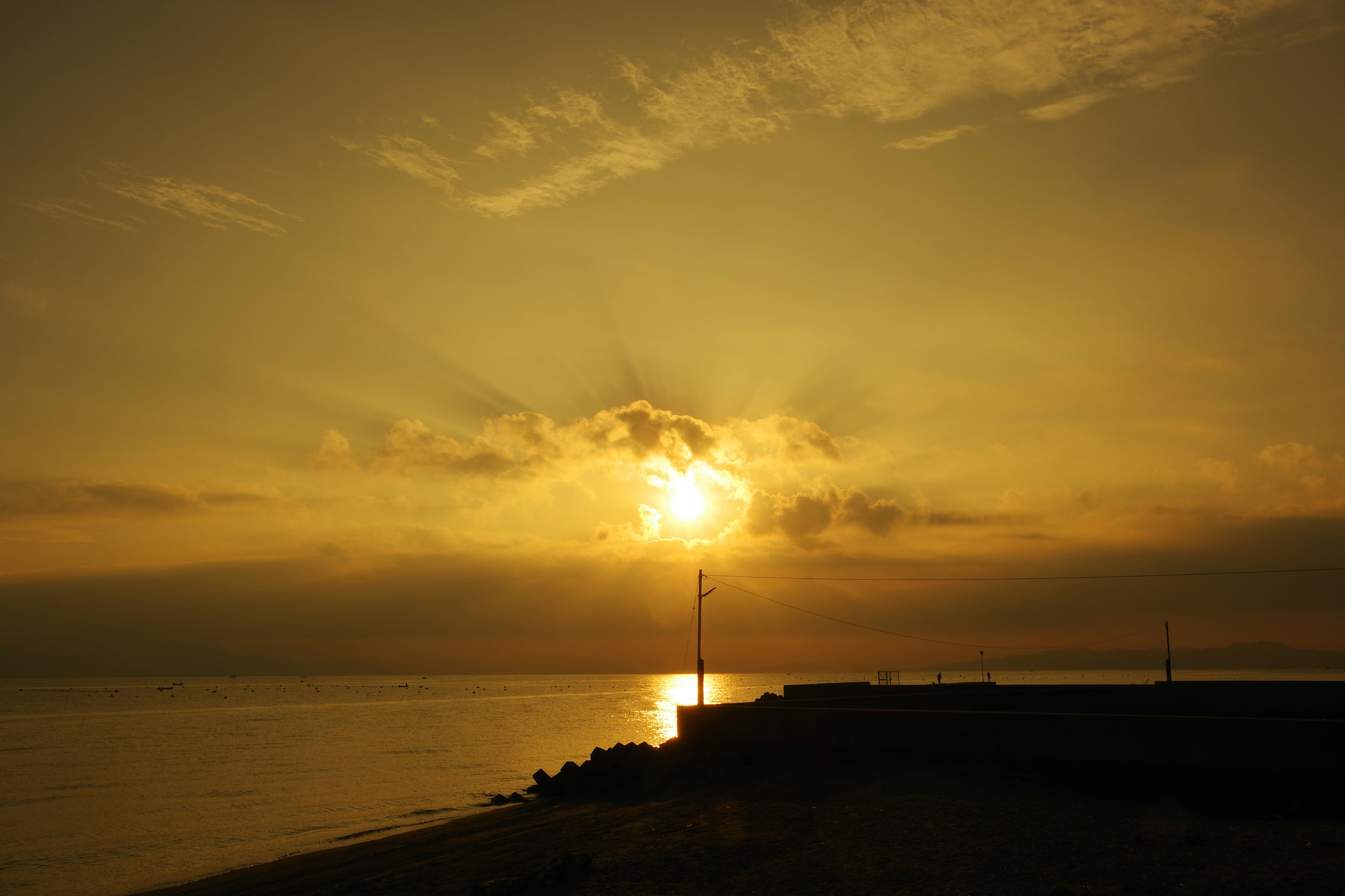 Schöner Sonnenuntergang über dem Meer mit goldenen Farbtönen