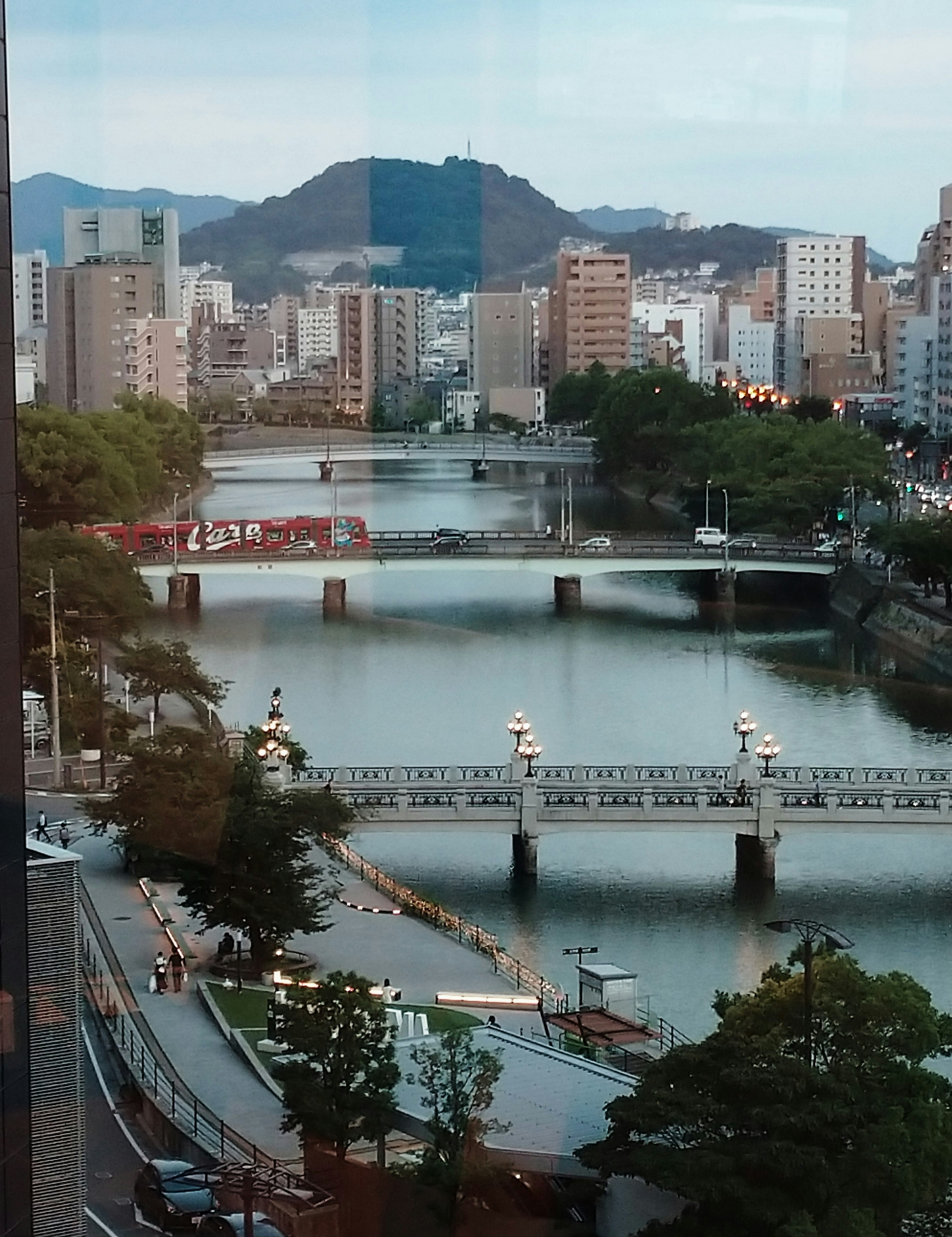 Paysage urbain avec une rivière et des ponts