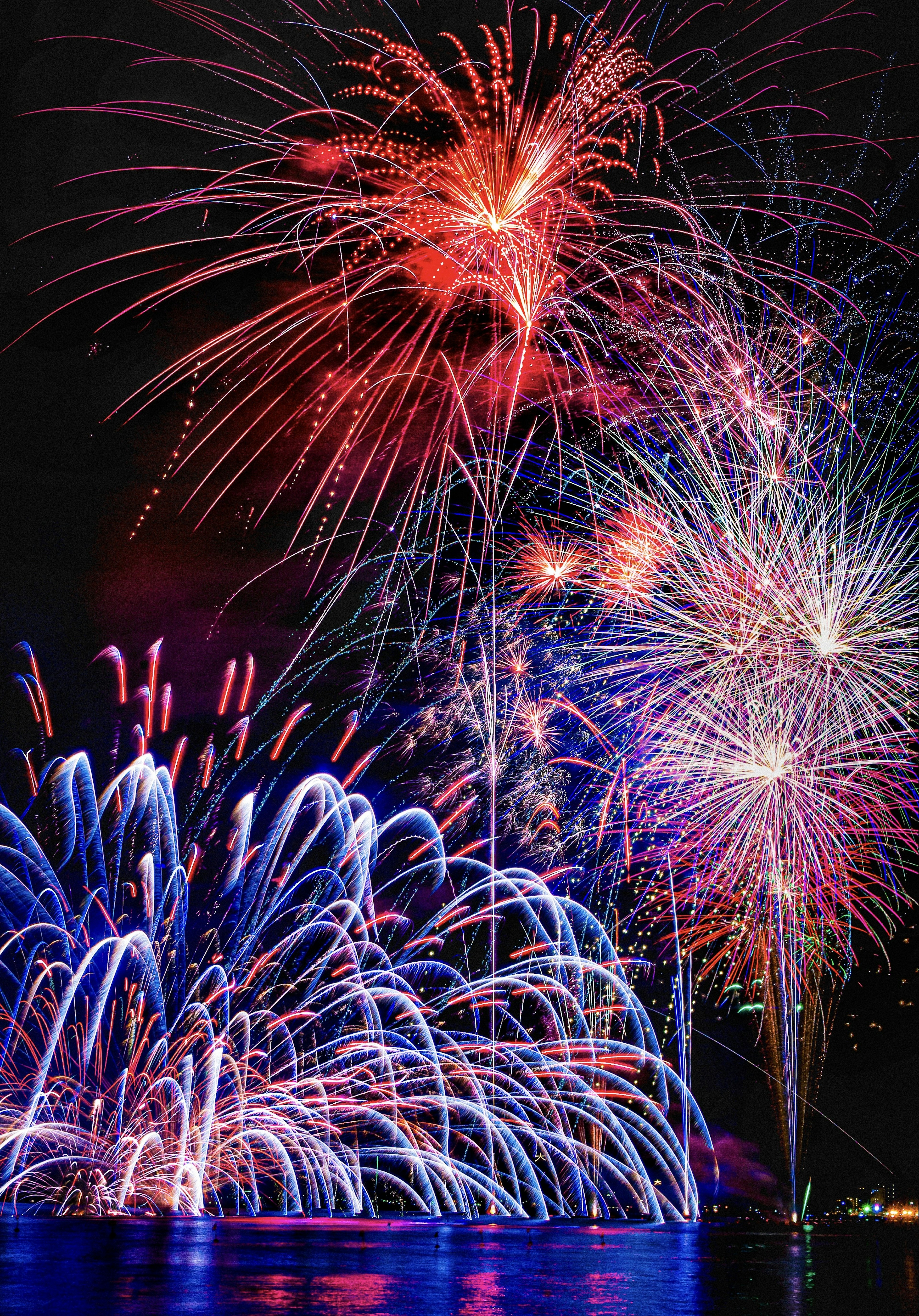 Espectáculo de fuegos artificiales coloridos iluminando el cielo nocturno