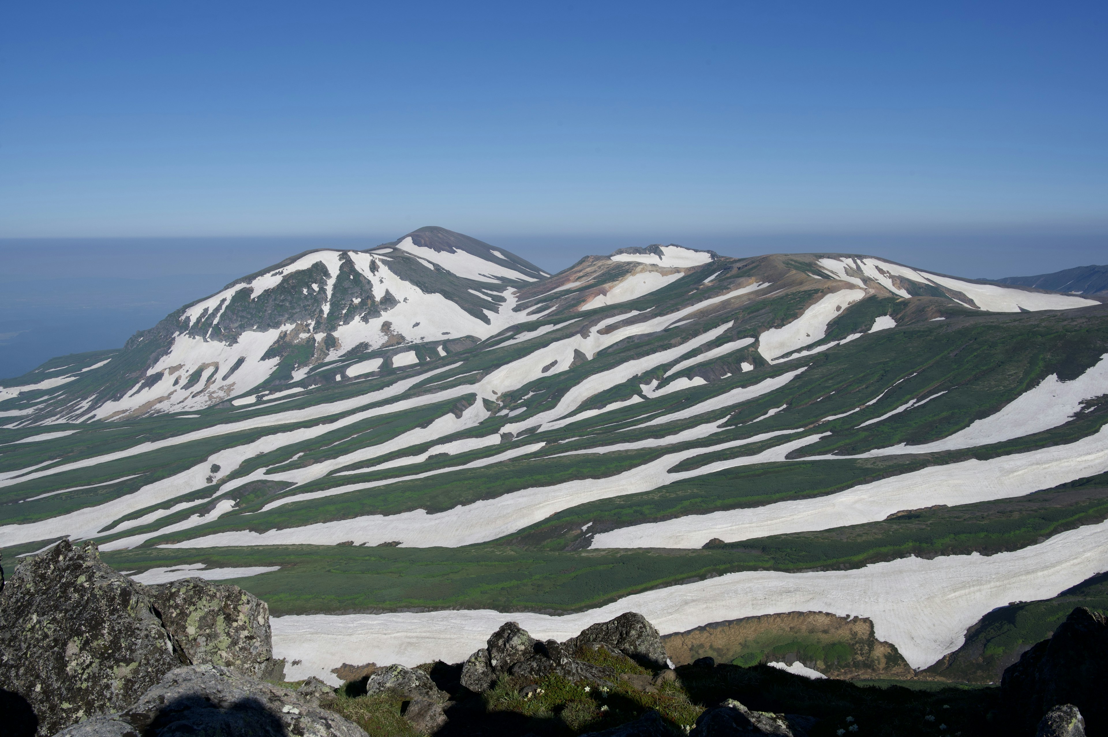 雪に覆われた山々と青い空の風景