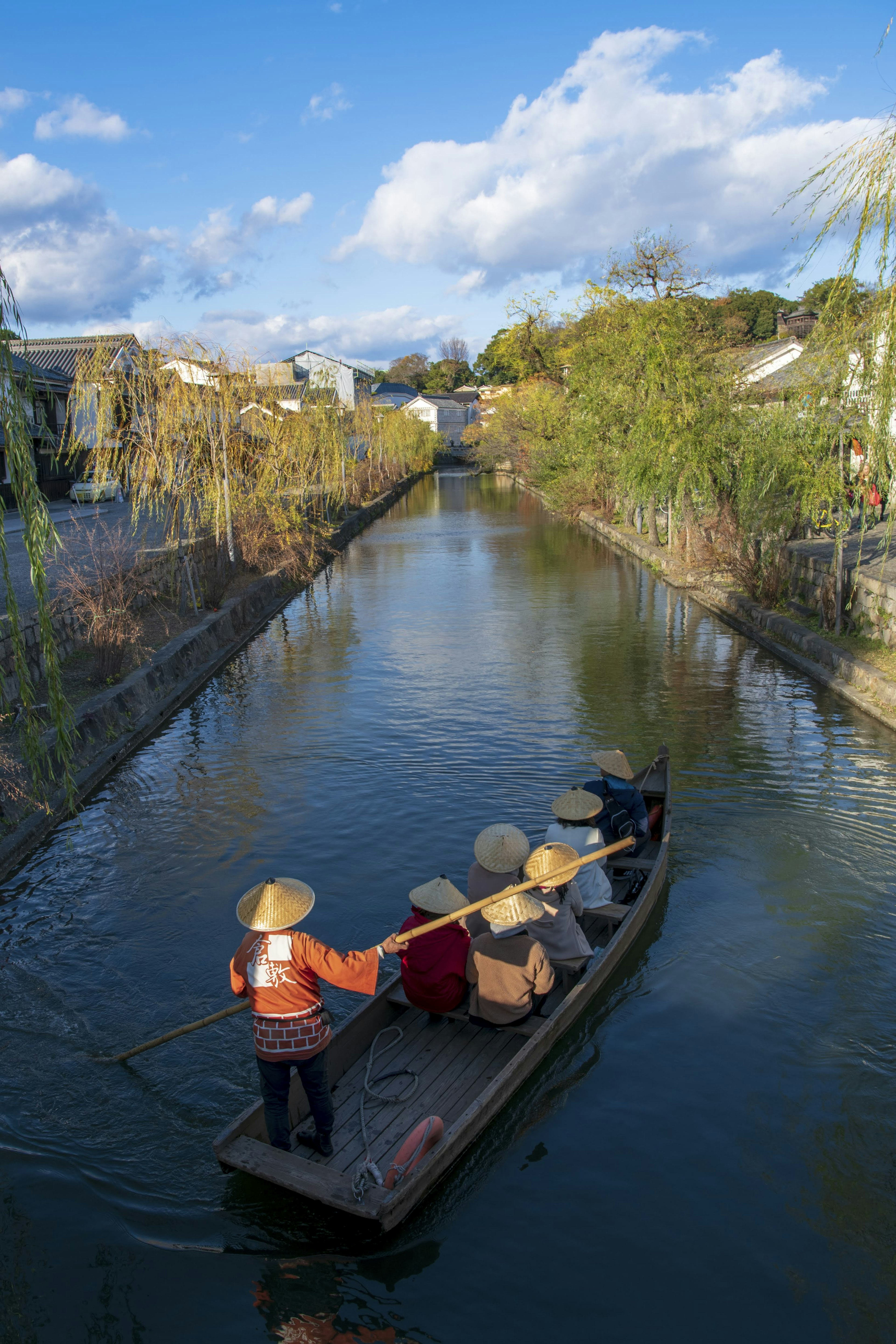 川を漕ぐ人々と青空の風景