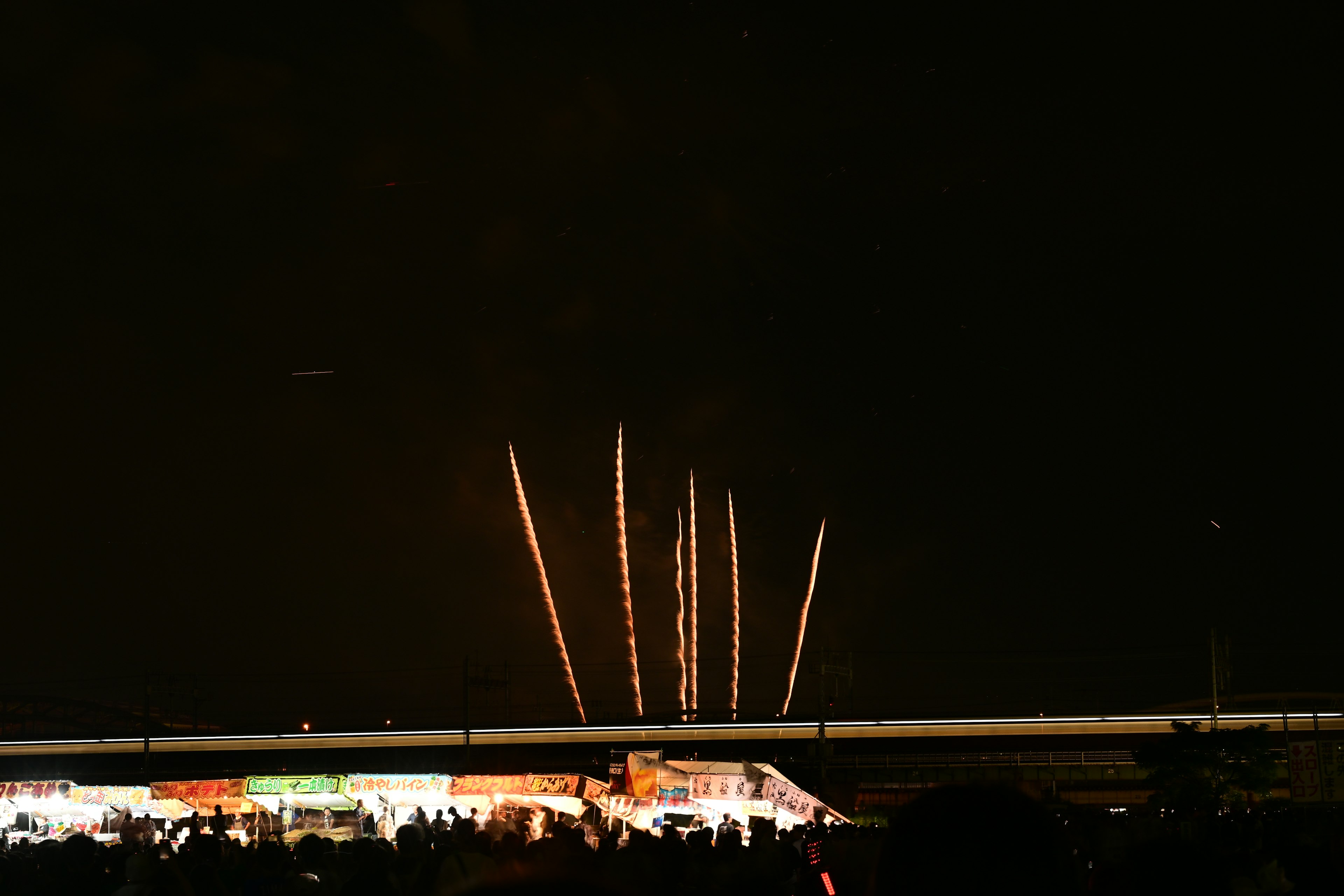 Fuegos artificiales iluminando el cielo nocturno con estelas coloridas