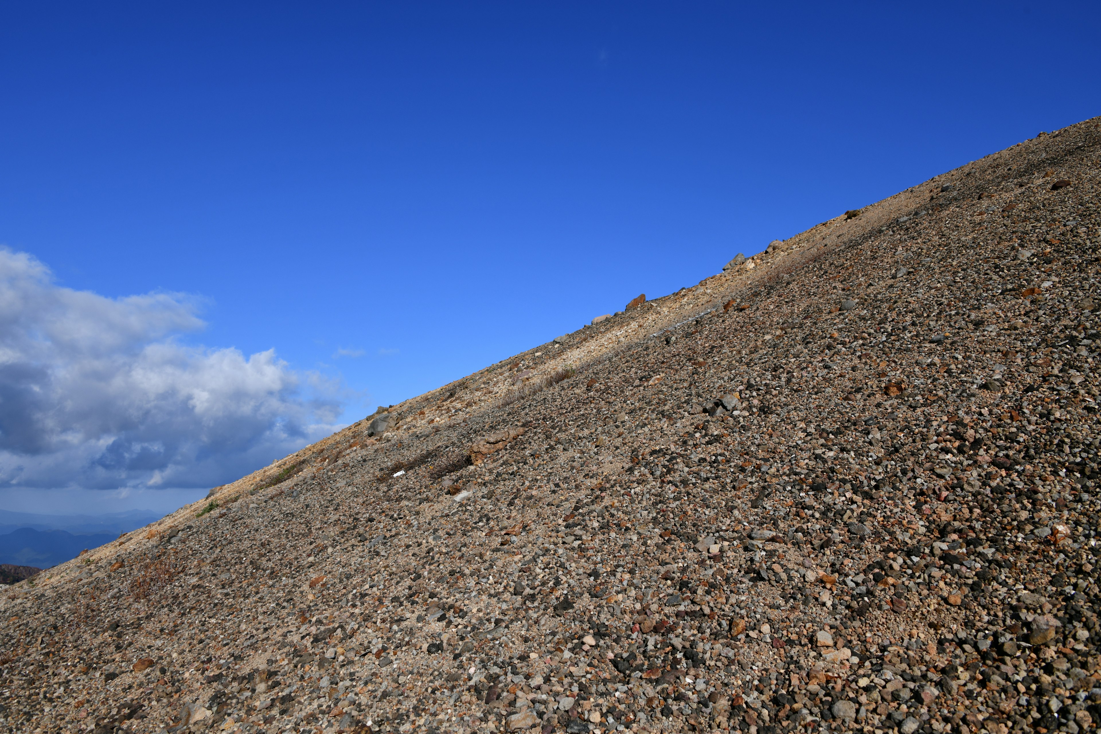 Pente rocheuse sous un ciel bleu clair