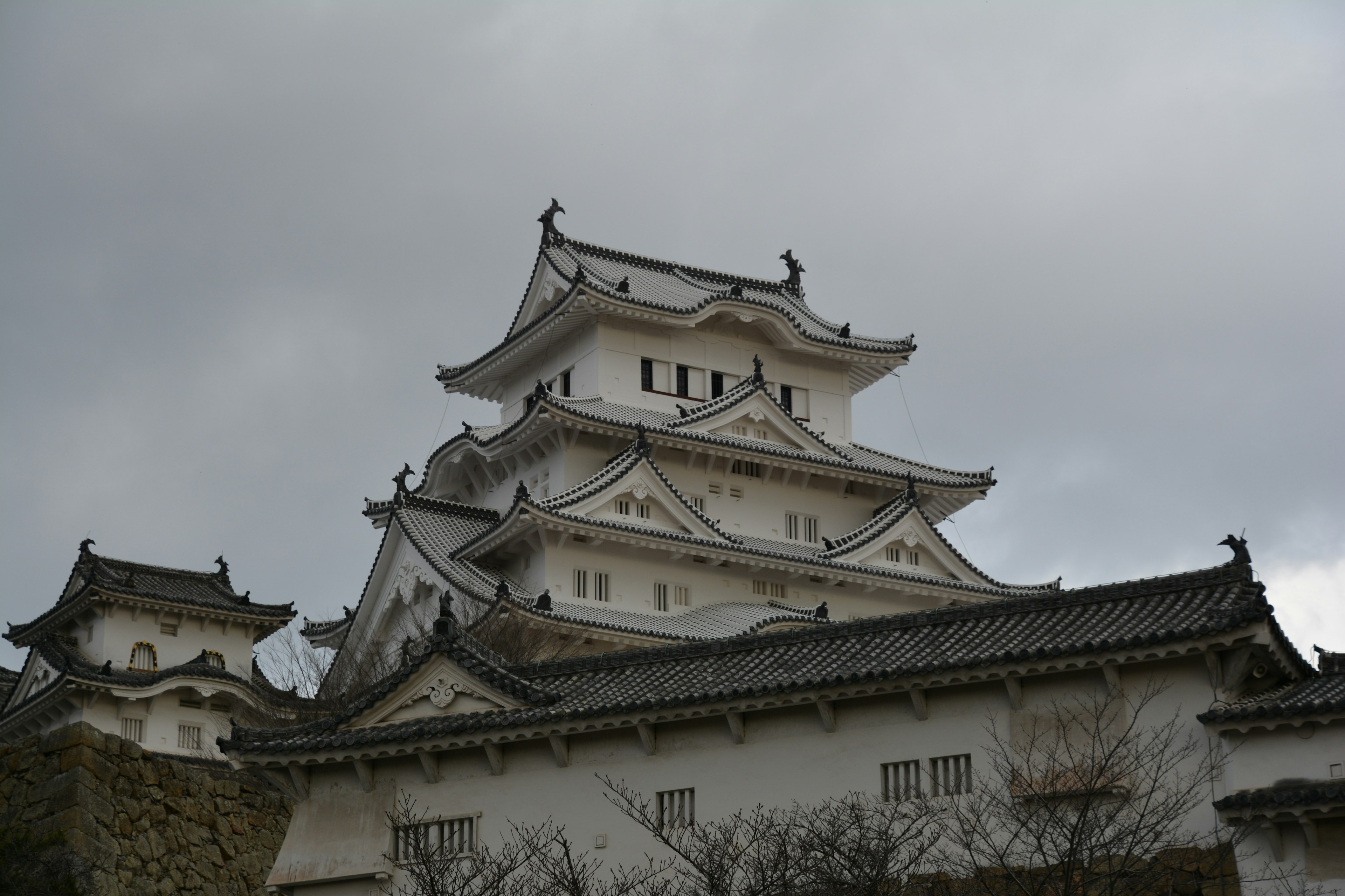 Struktur indah Kastil Himeji di bawah langit abu-abu