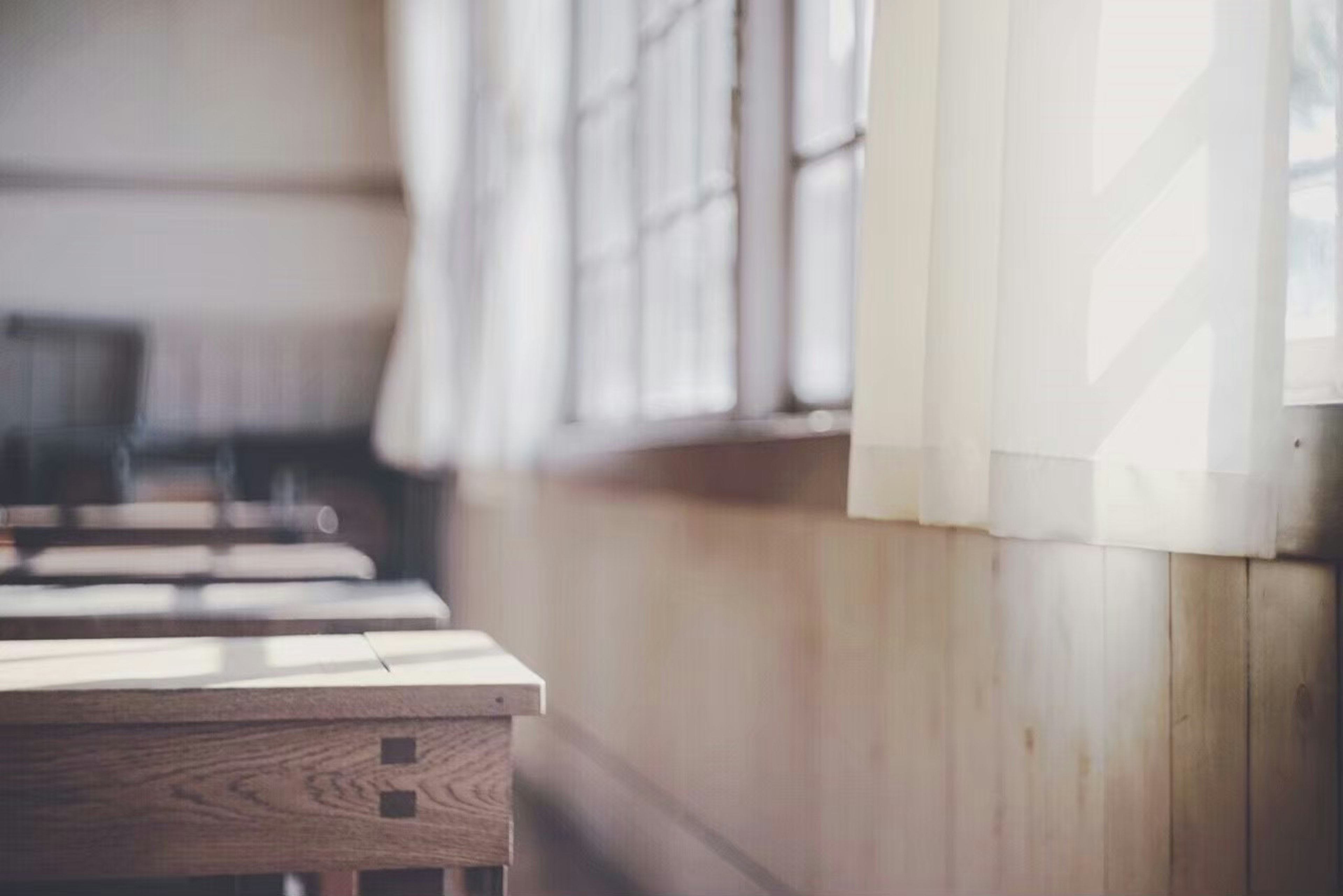 Escena de aula brillante con escritorios de madera y grandes ventanas