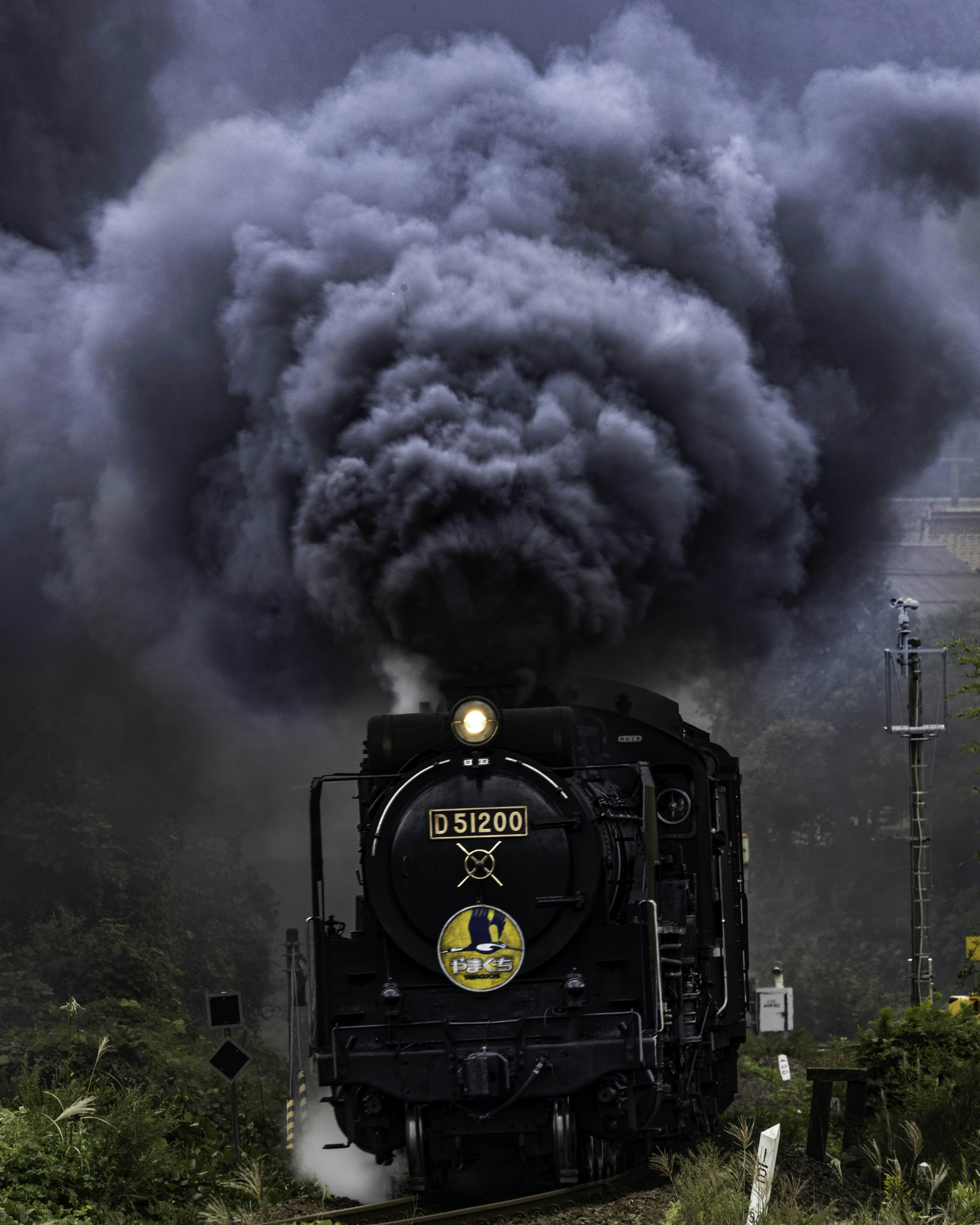 Mächtige Dampflokomotive, die schwarzen Rauch ausstößt