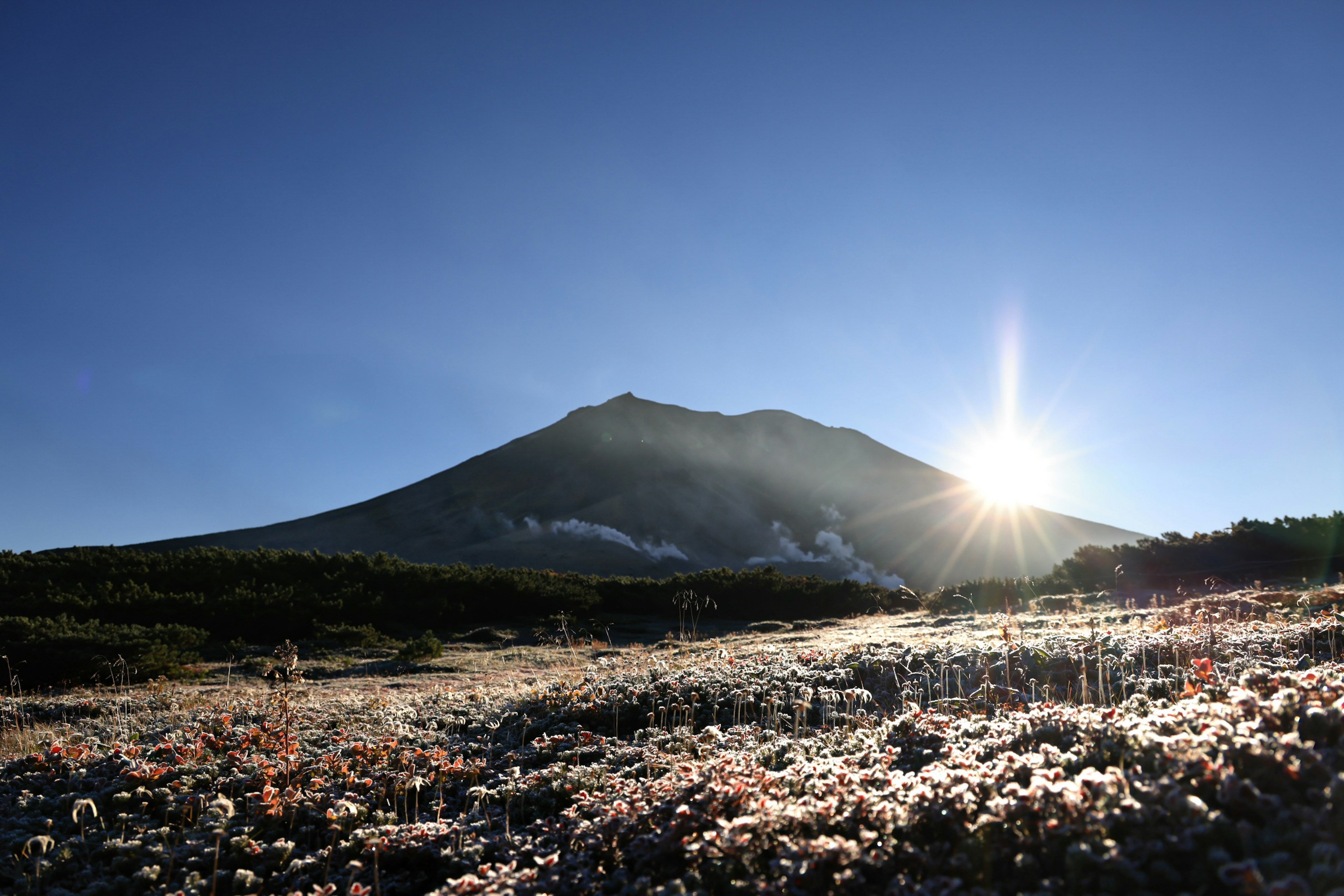 山の美しい風景と太陽の光が差し込む