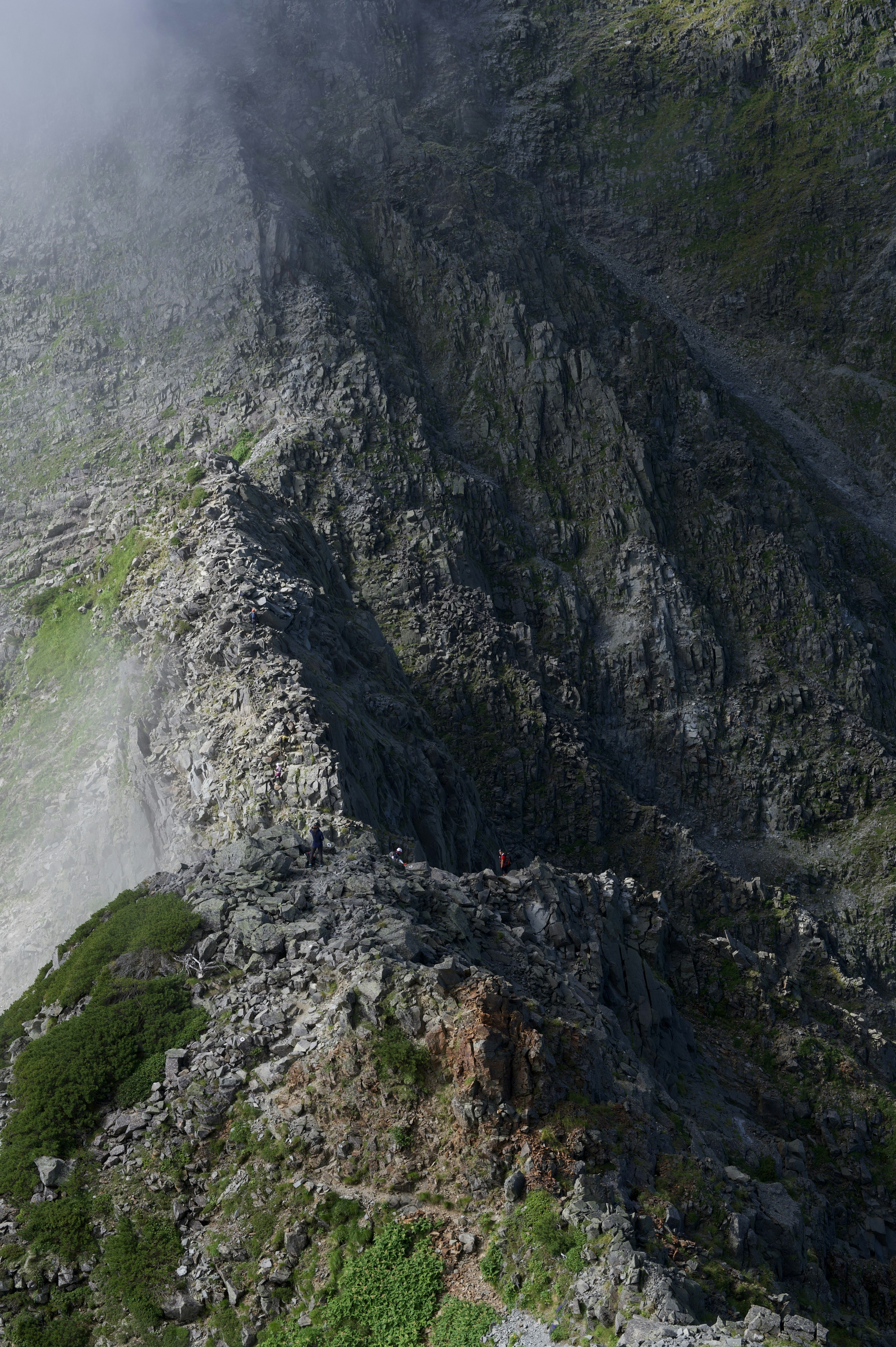 falaise de montagne escarpée avec un paysage brumeux