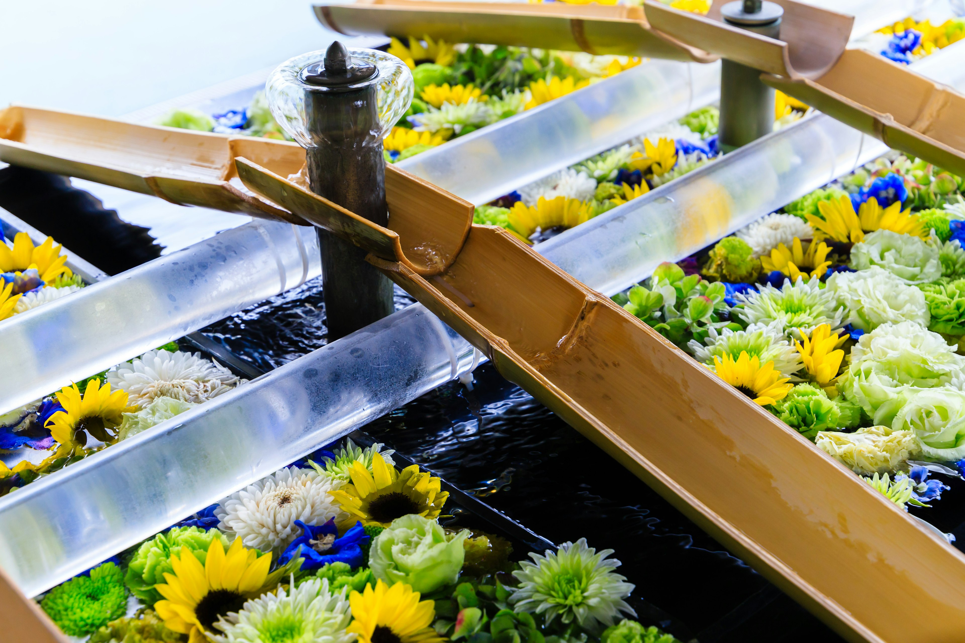 Teil eines hölzernen Bootes, das mit Blumen geschmückt ist und auf dem Wasser schwimmt