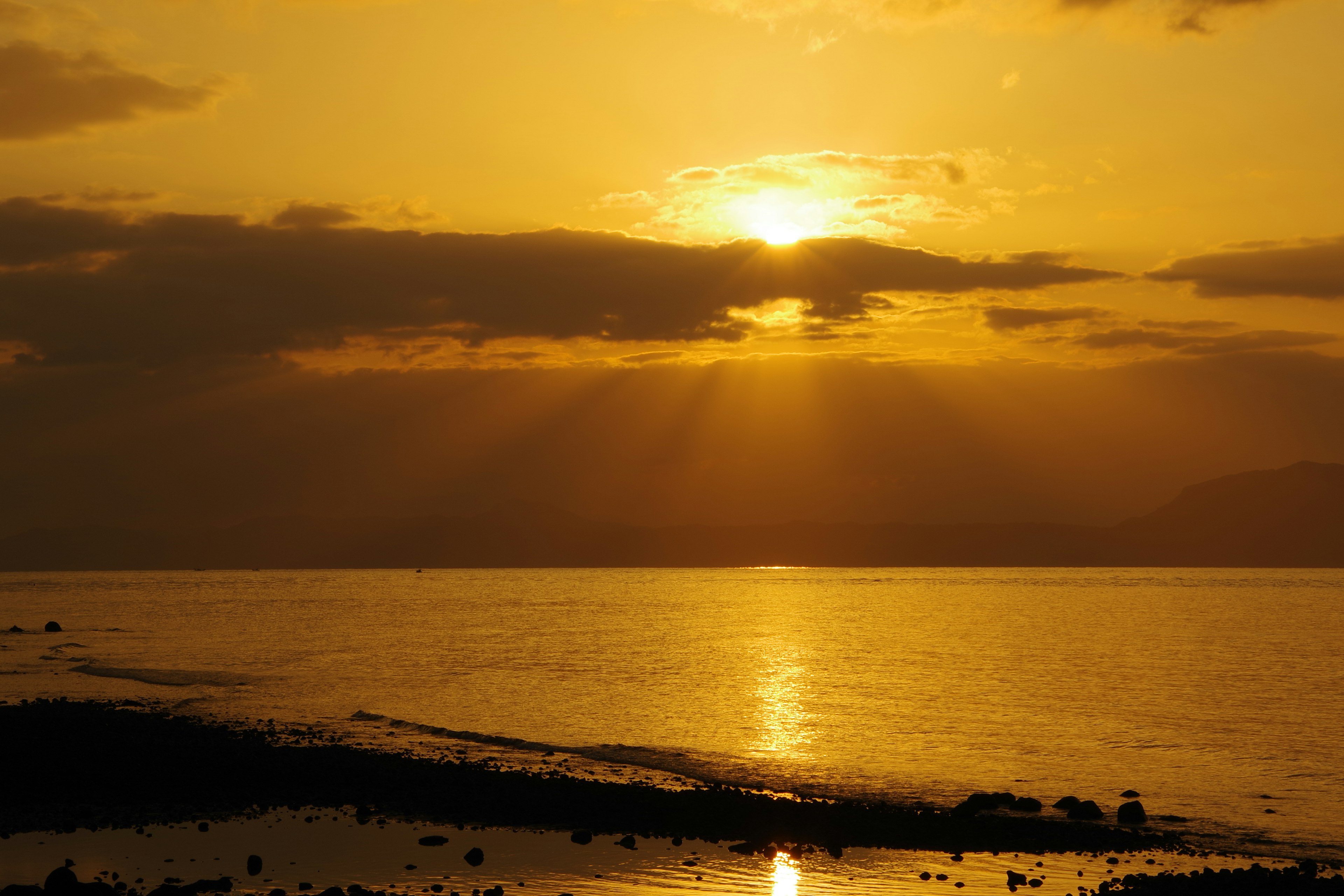 Coucher de soleil doré sur la mer calme