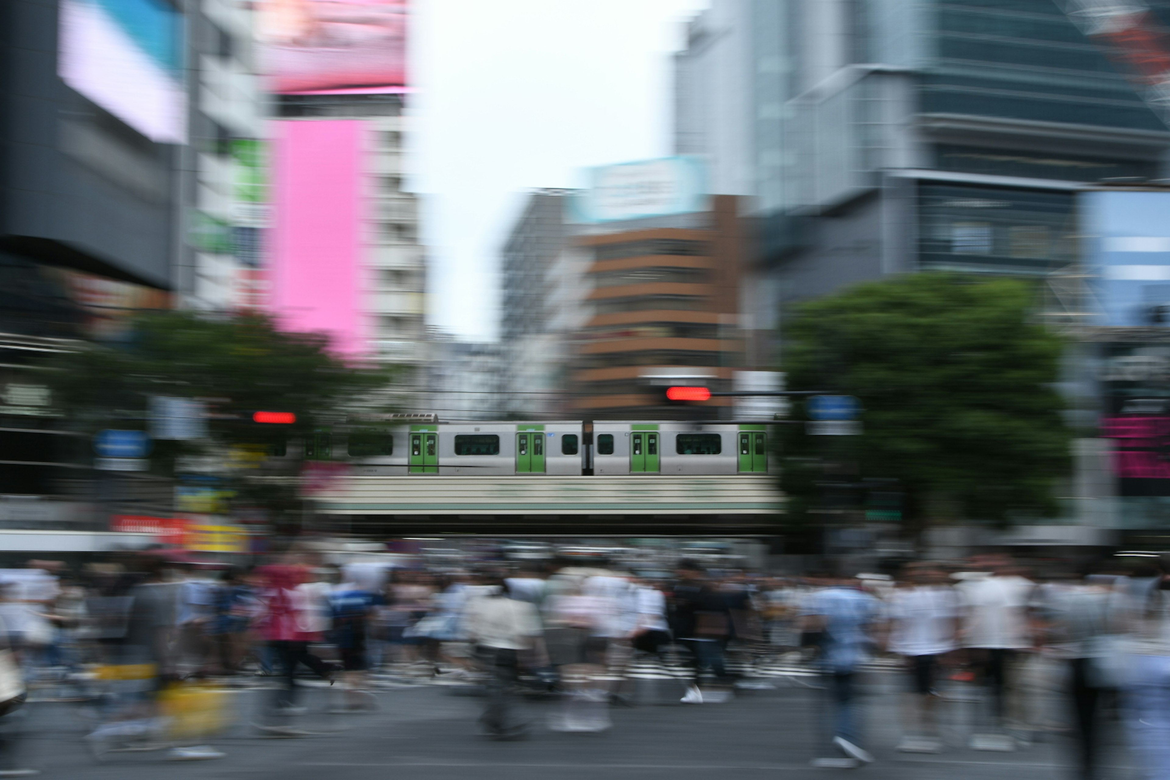 Đám đông ở ngã tư Shibuya với phong cảnh thành phố mờ