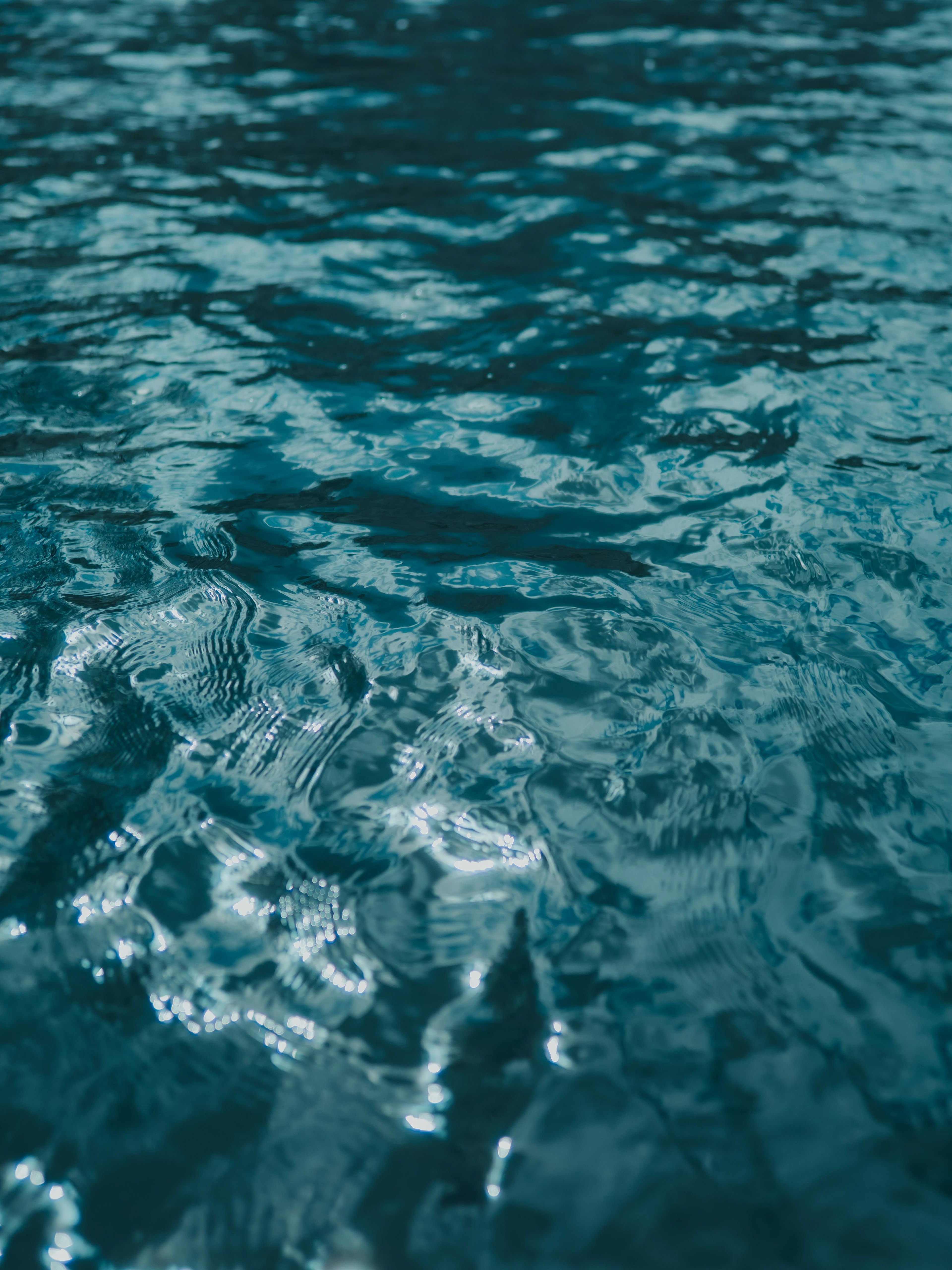 Gros plan sur la surface de l'eau bleue scintillante avec des ondulations