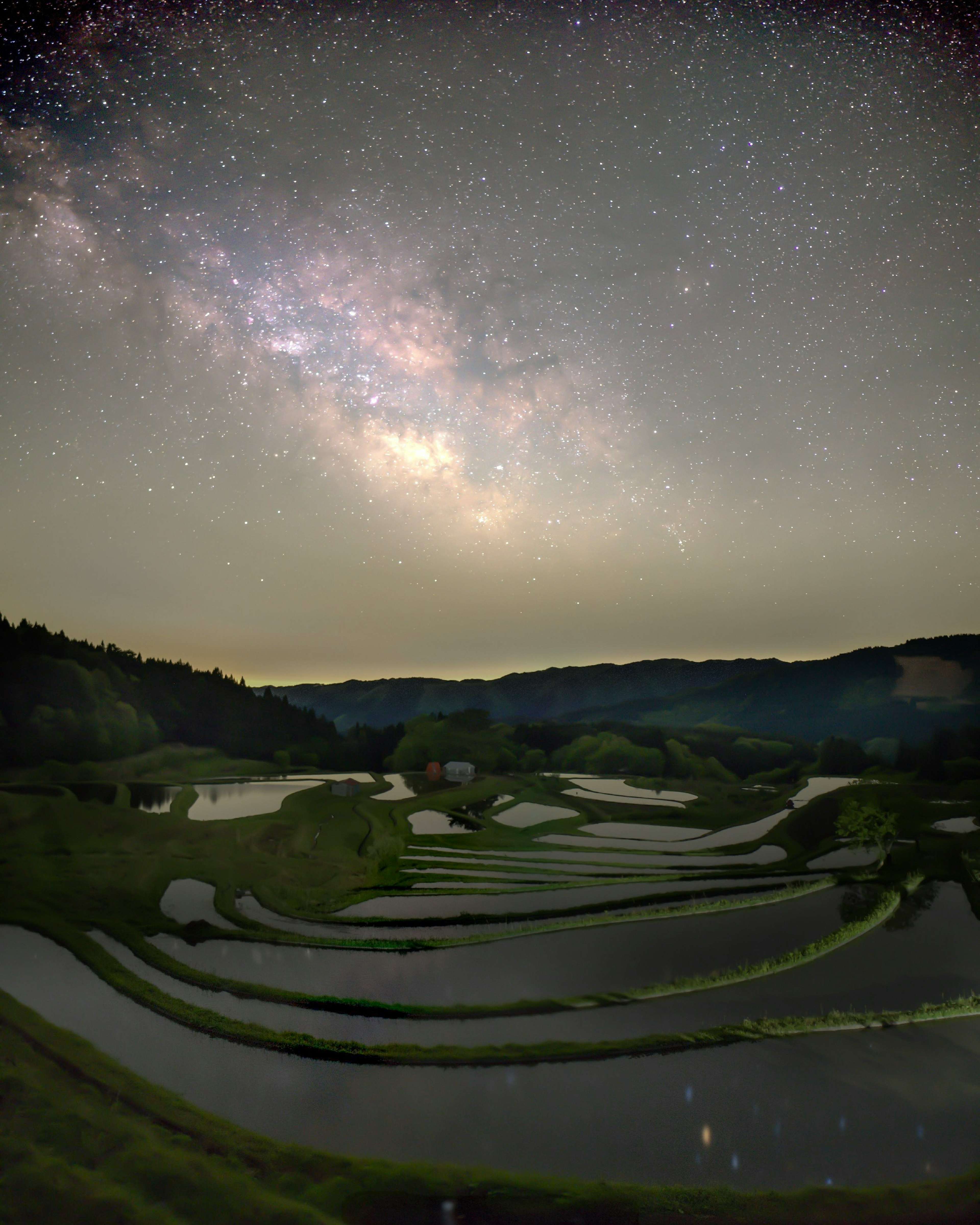 美しい棚田と星空の景色が広がる夜の風景