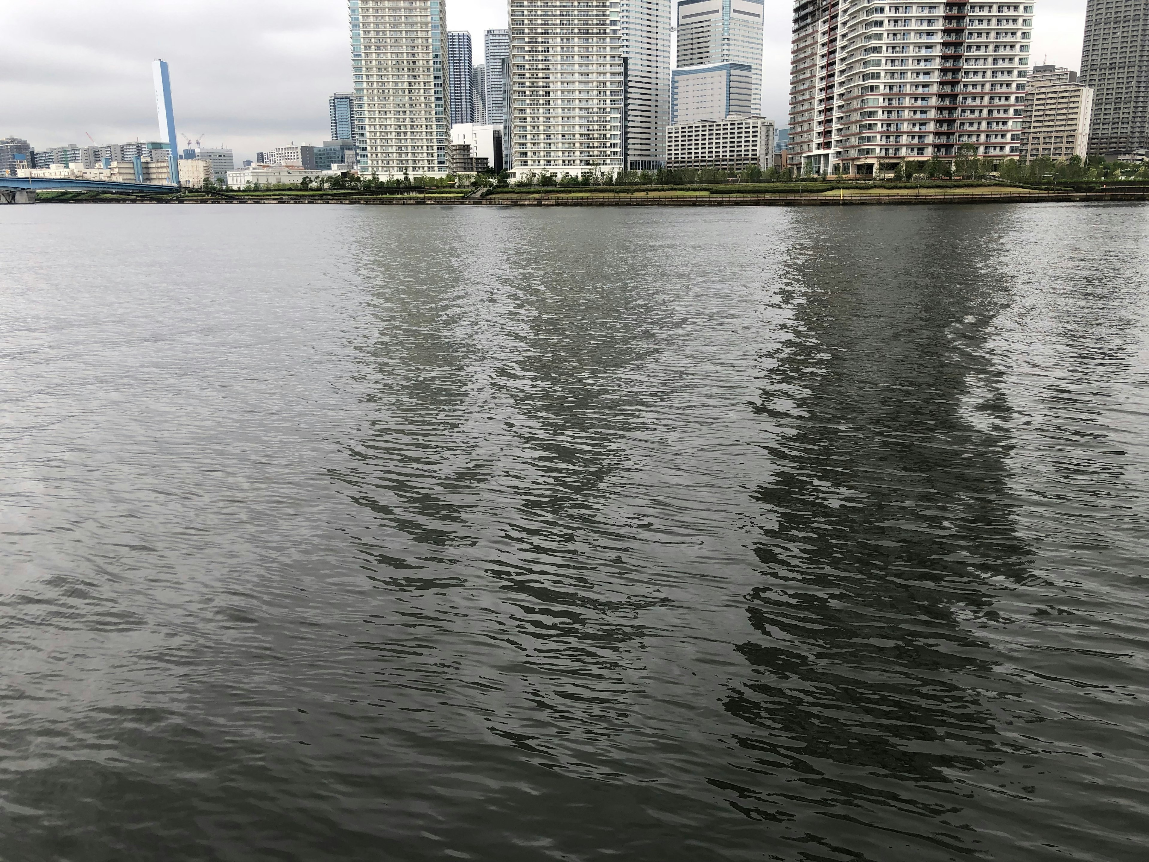 Städtische Landschaft mit Reflexionen von Wolkenkratzern auf der Wasseroberfläche