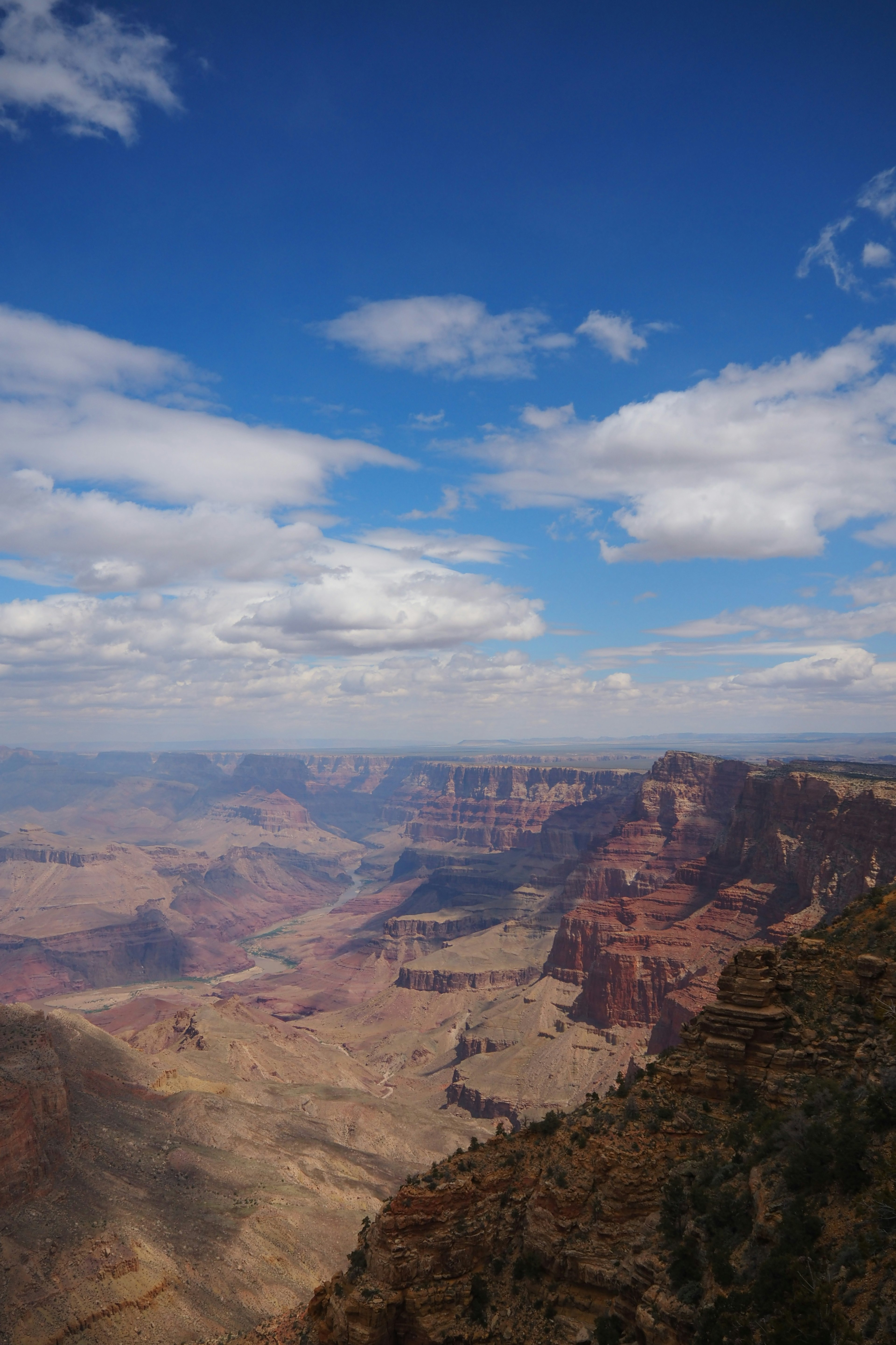 Vue majestueuse du Grand Canyon avec ciel bleu et nuages blancs