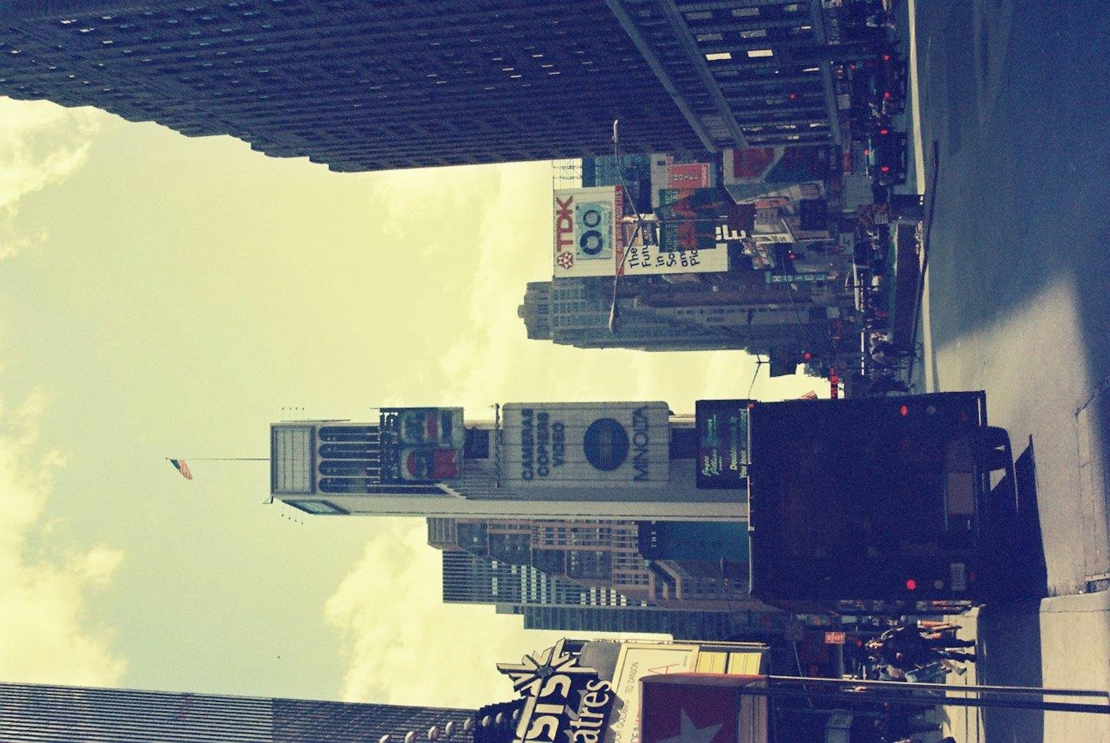 Vue de la rue de Times Square à New York avec des gratte-ciels et des publicités