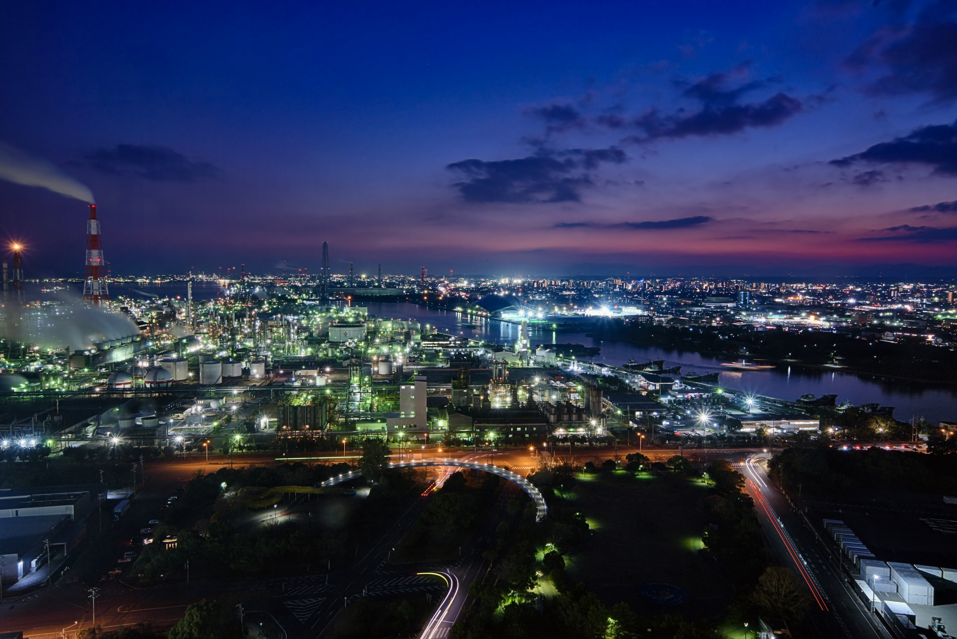 Impresionante vista nocturna de un área industrial con un río