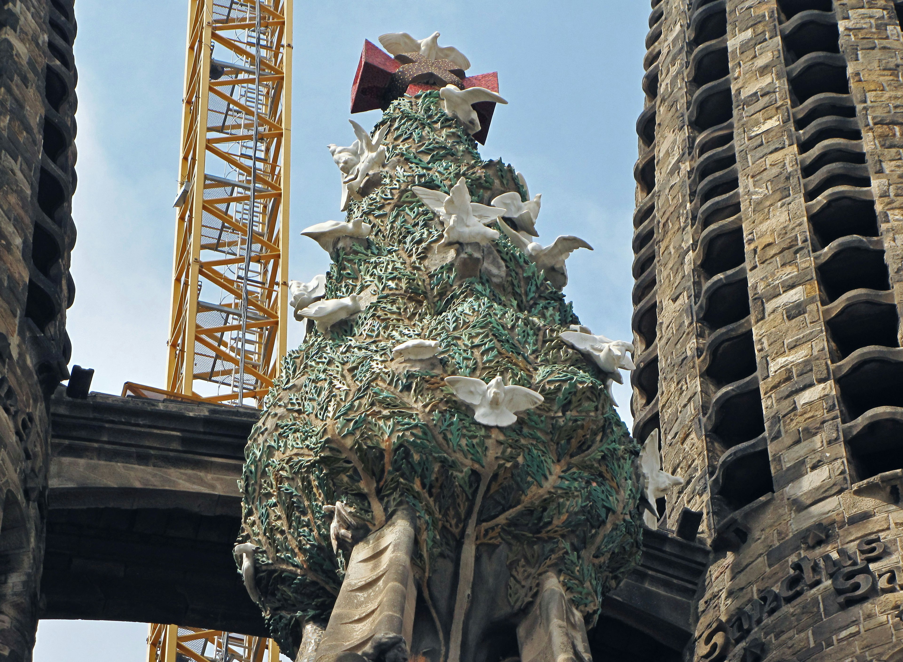 Dekorierte Skulptur der Sagrada Familia mit einem Weihnachtsbaumdesign, geschmückt mit Blumen und Blättern