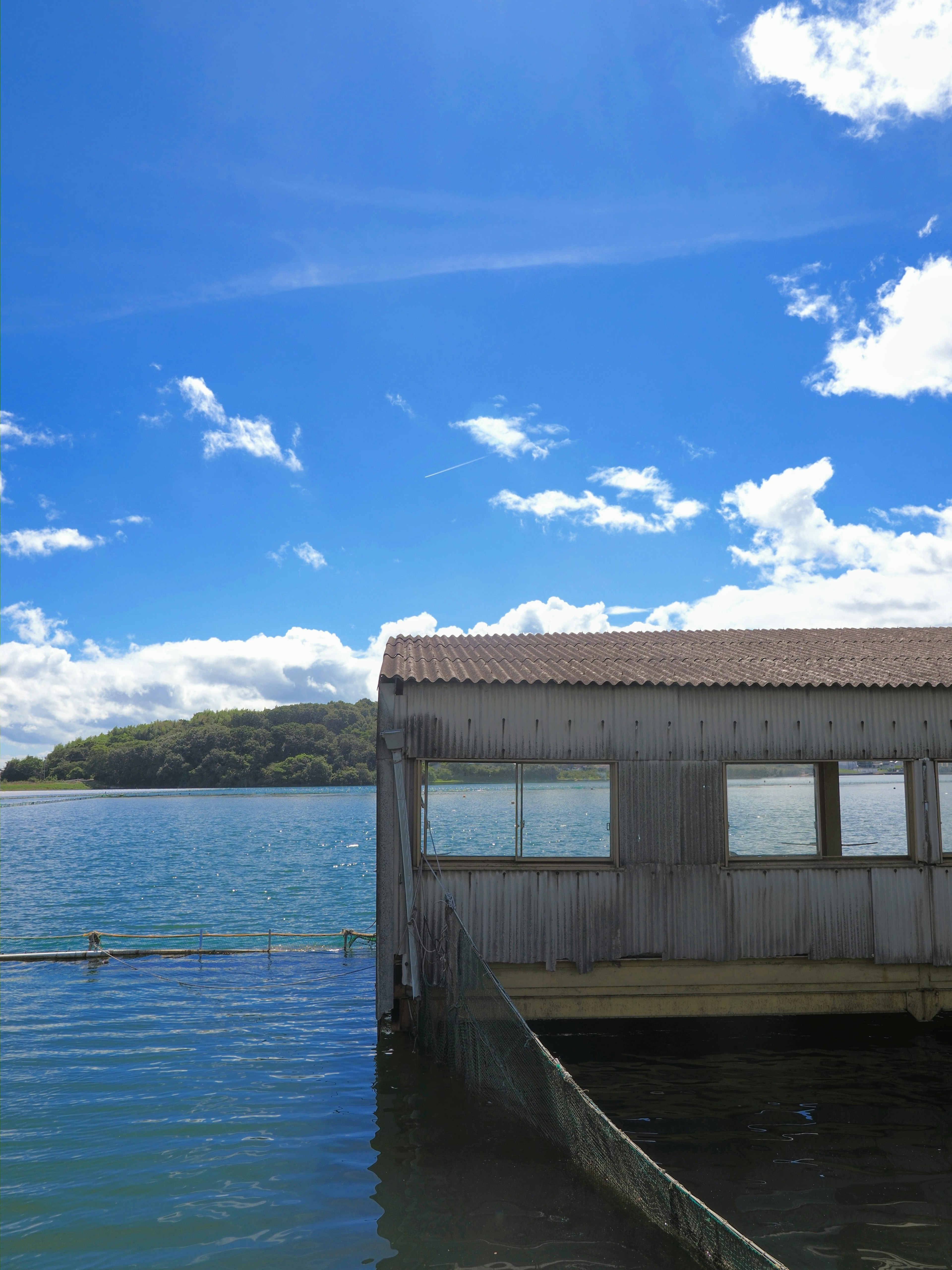 Bâtiment en bois au bord de l'eau sous un ciel bleu