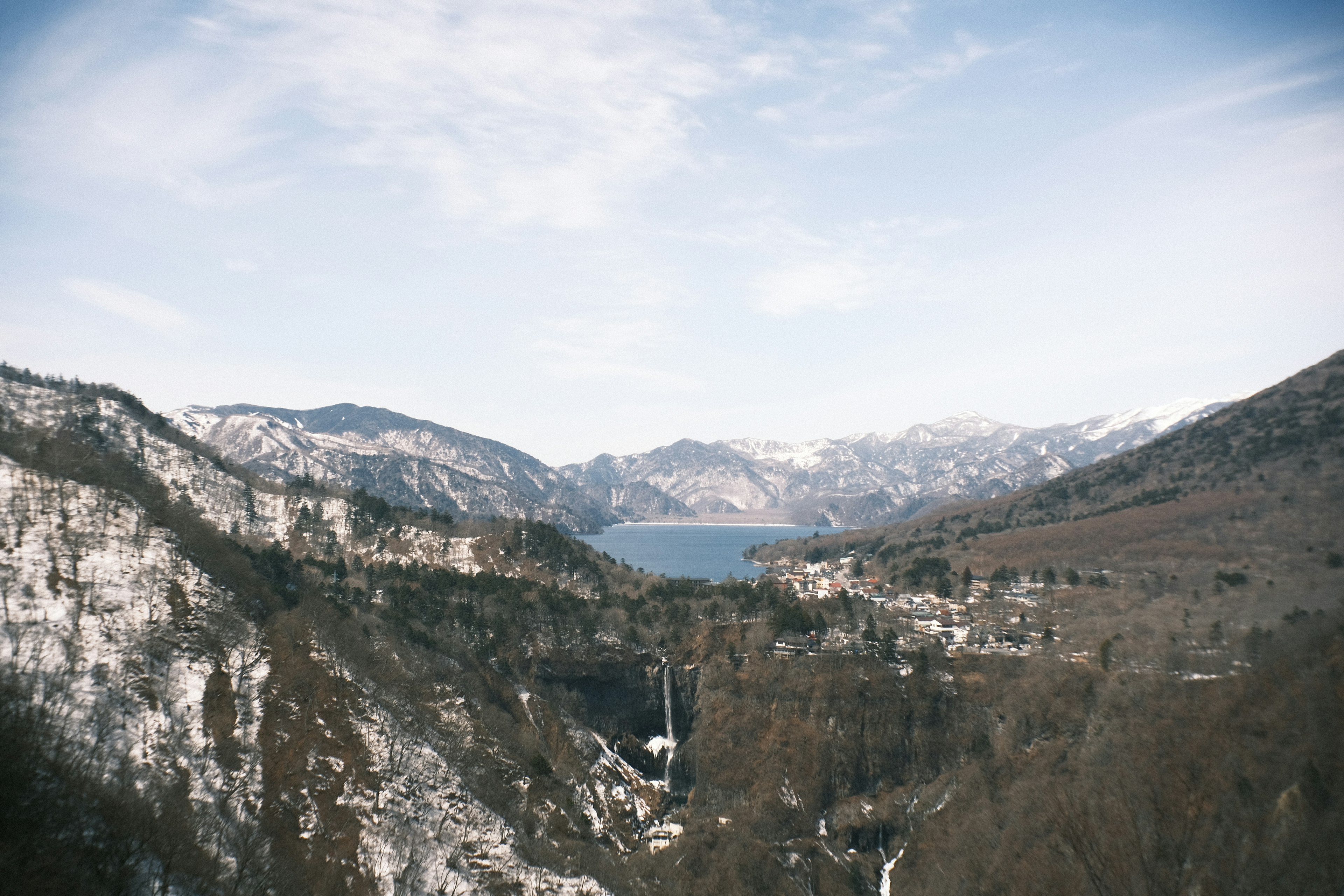 Vista mozzafiato di montagne innevate e di un lago sereno