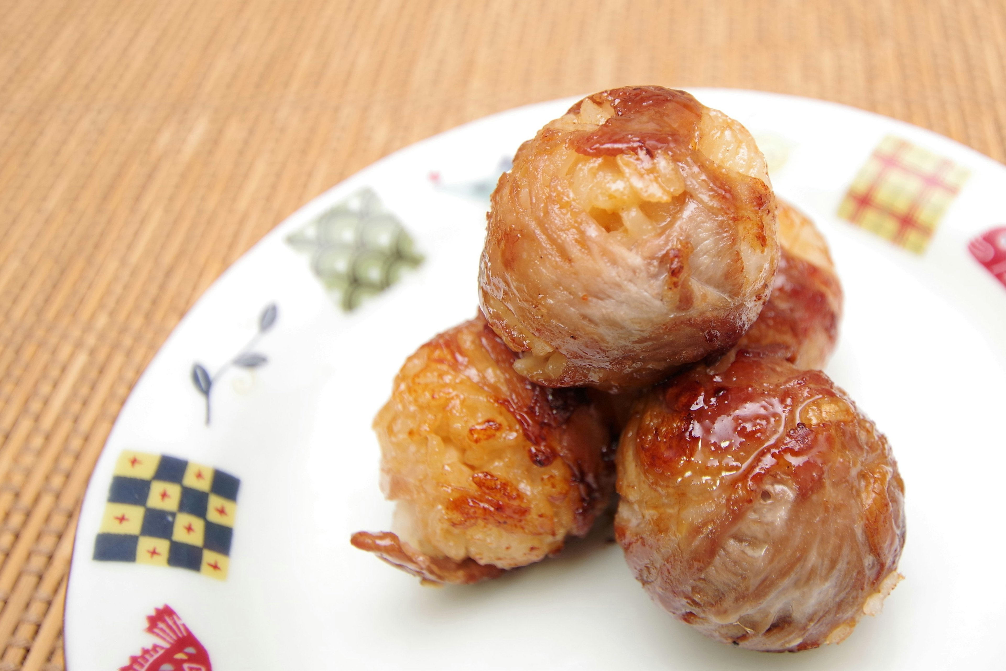 Imagen de albóndigas a la parrilla en un plato decorativo