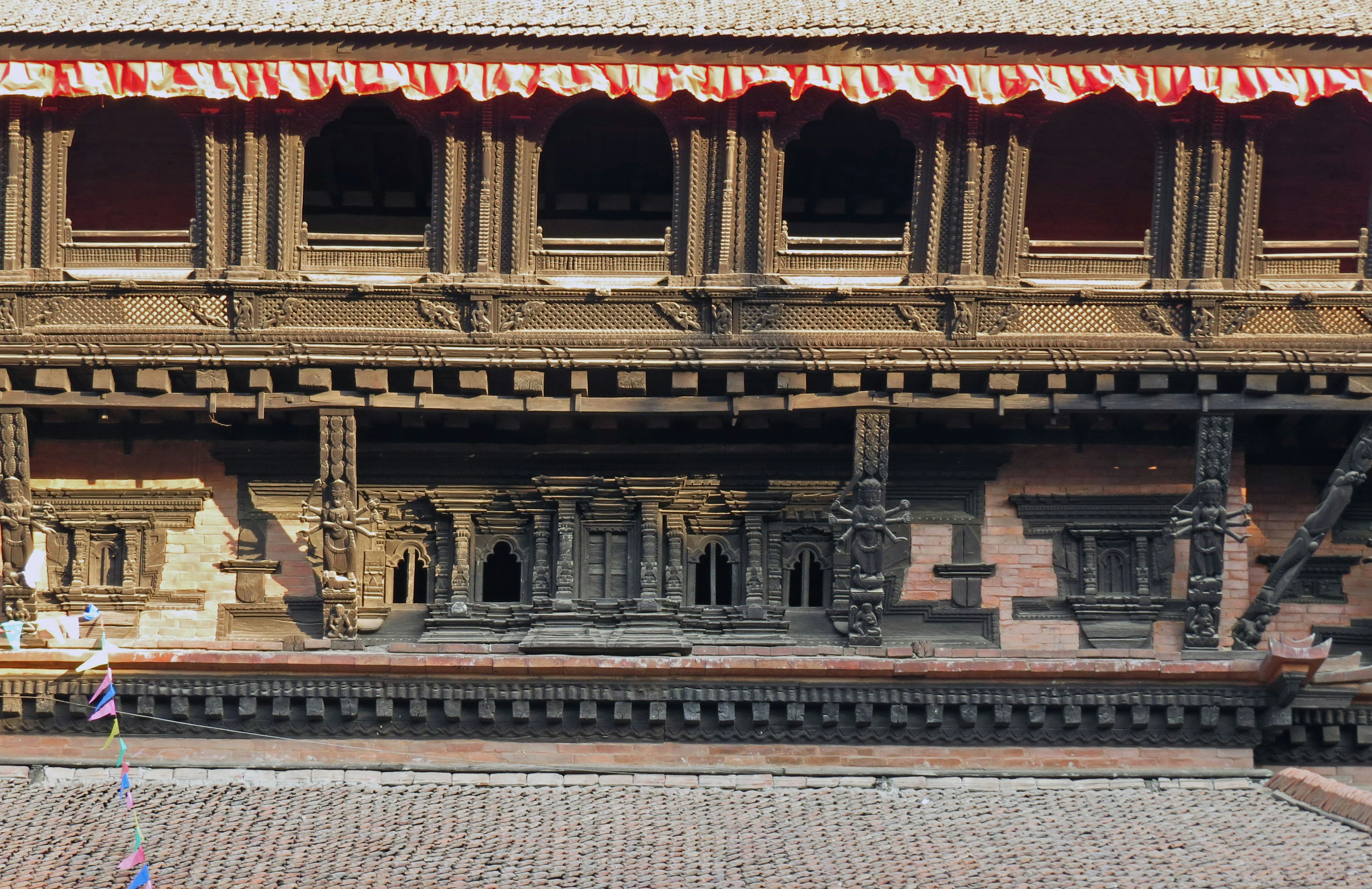 Detalles de las tallas y la arquitectura de madera de un antiguo templo