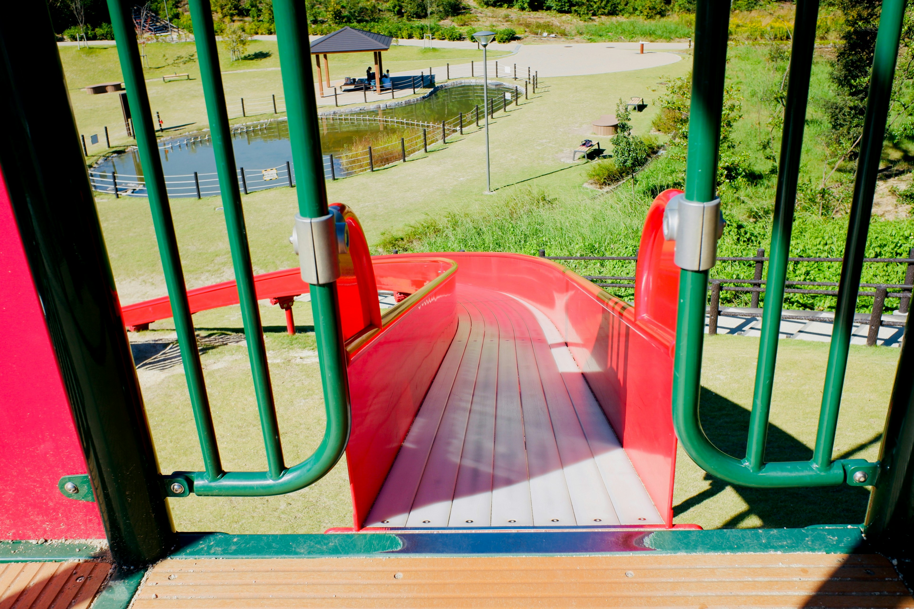 Aussicht auf eine rote Rutsche auf einem Spielplatz