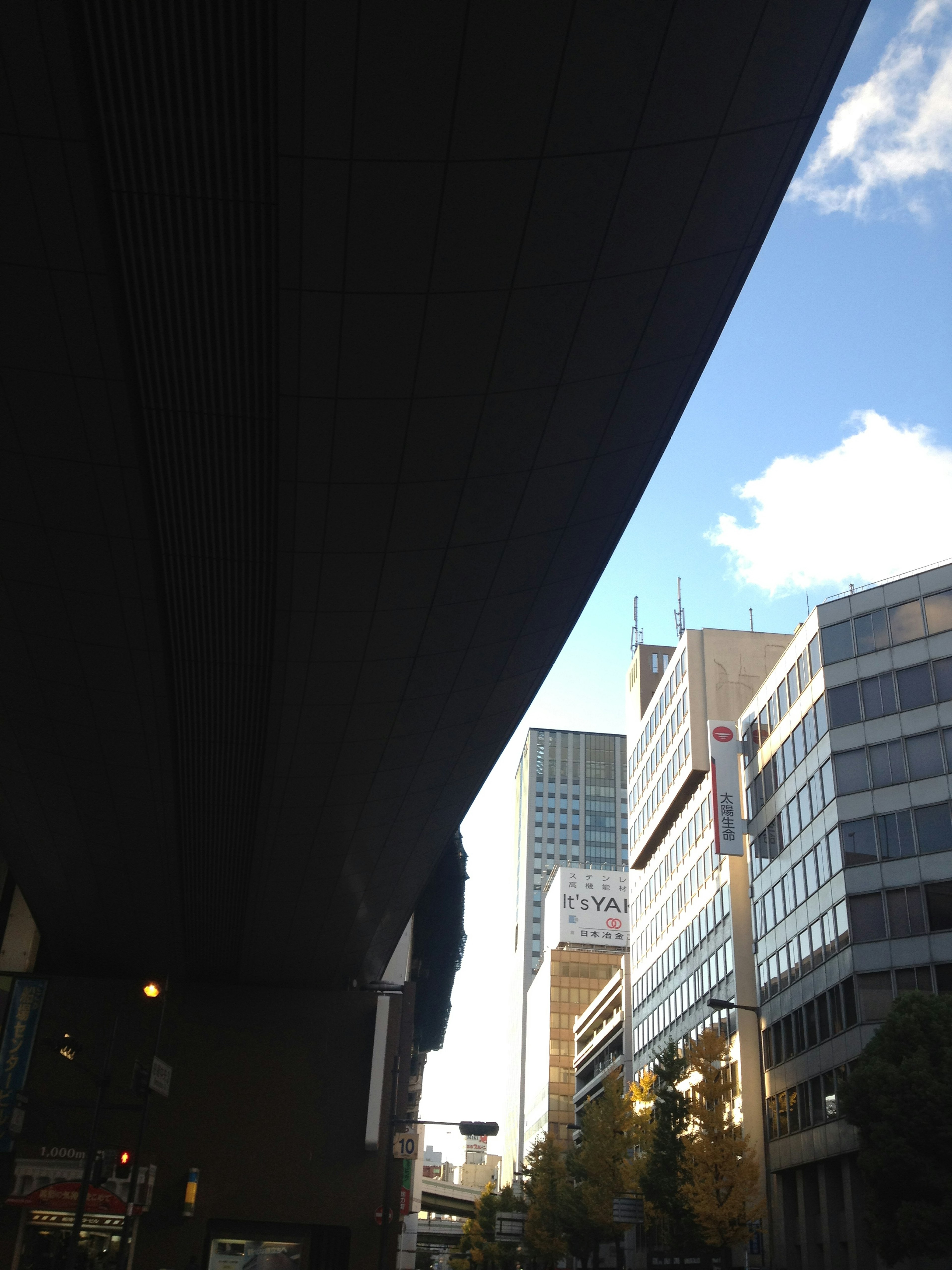 Paysage urbain avec des gratte-ciel et un ciel bleu vu d'en bas