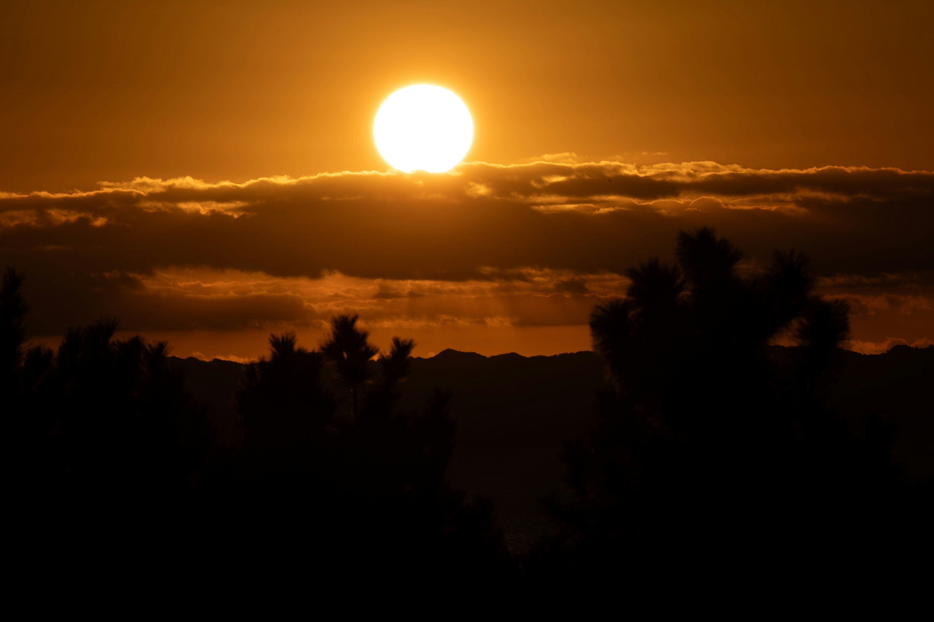 夕日が雲の上に沈む美しい風景