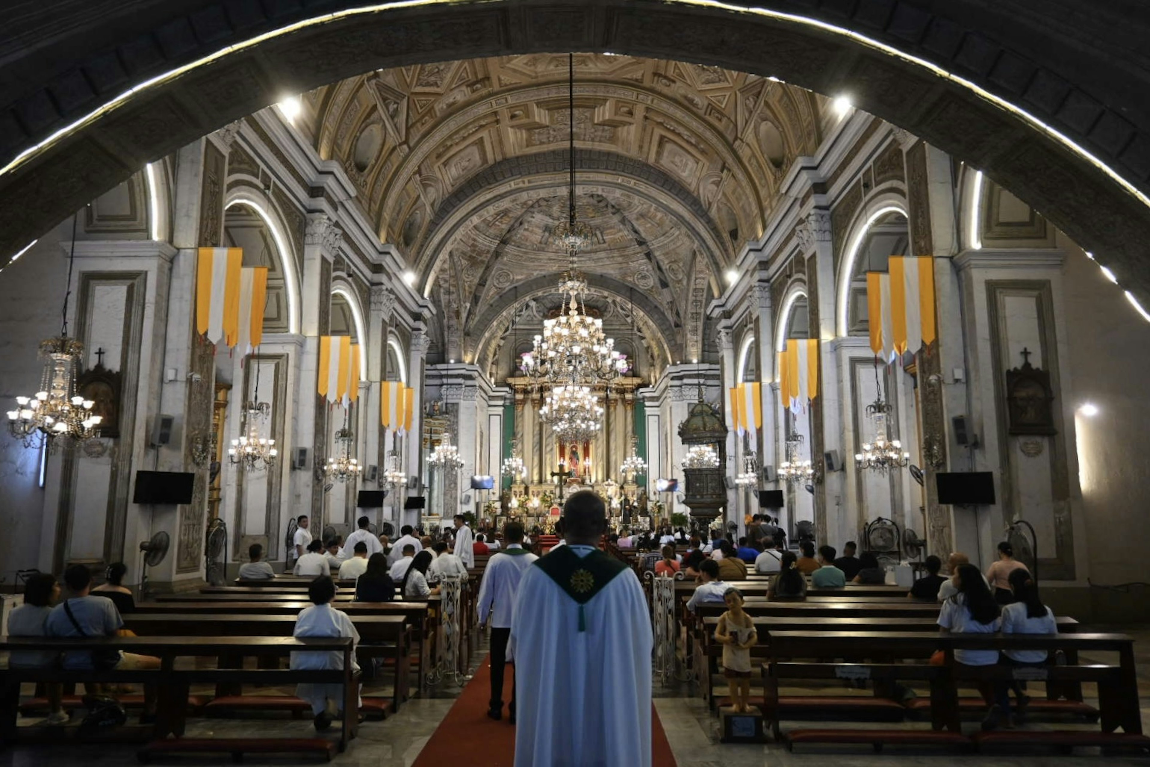 Interior gereja dengan jemaat dan langit-langit dekoratif yang indah