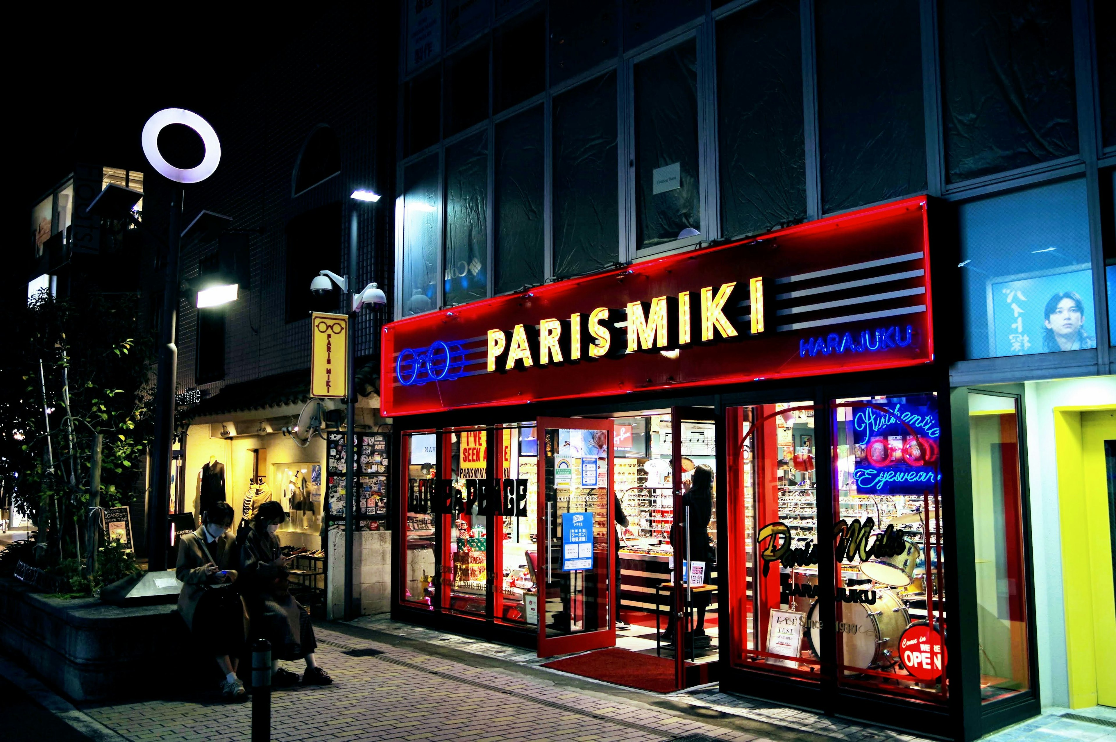 夜の街にあるPARISMIKIの明るい店構え