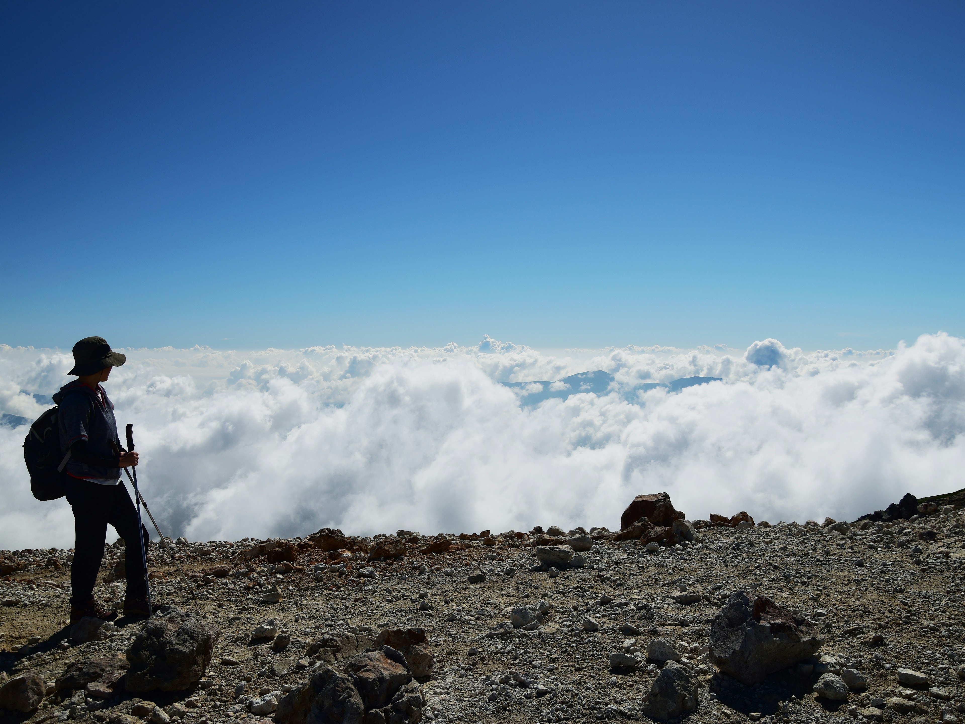 登山者在山頂俯瞰雲海