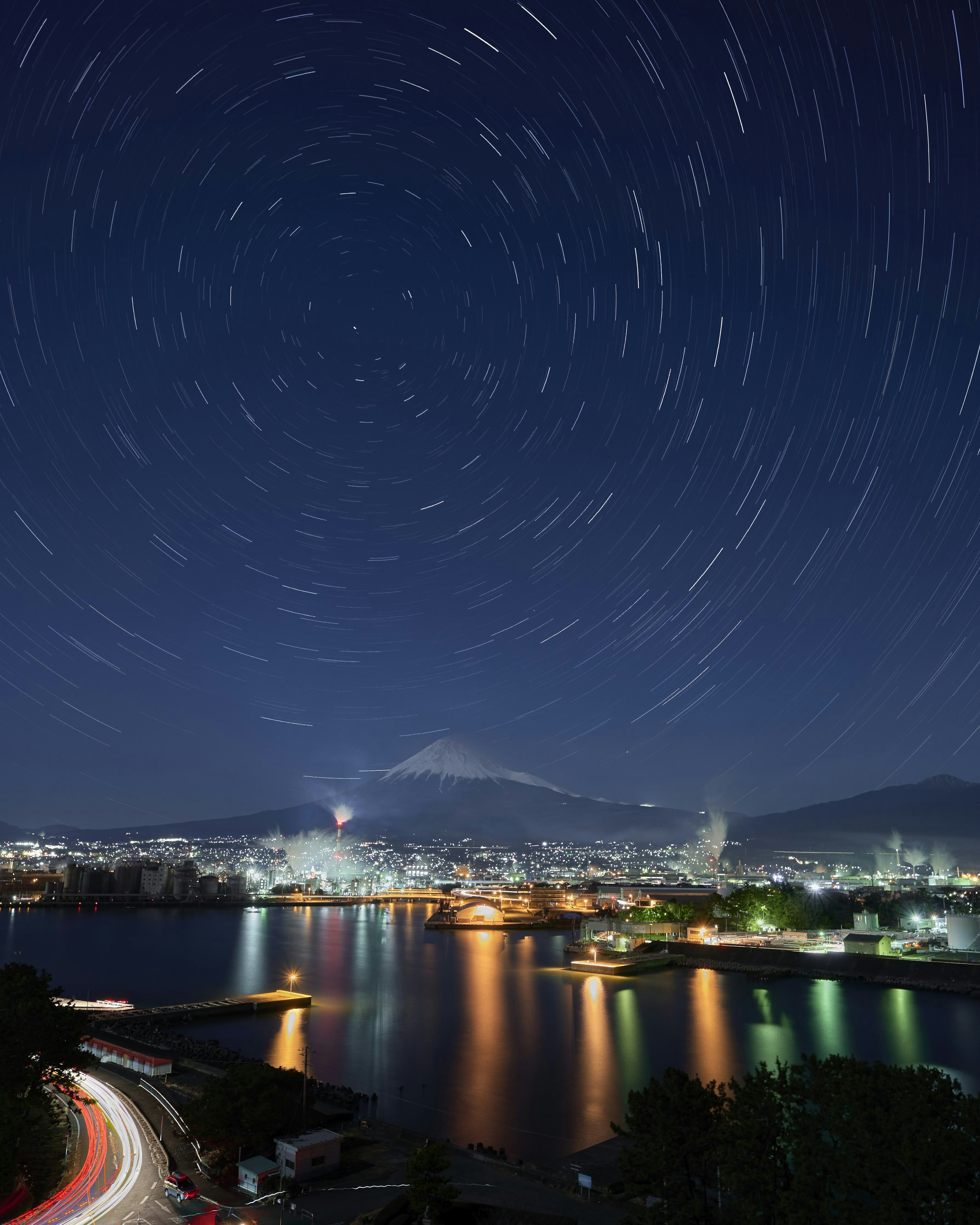 Jejak bintang di atas Gunung Fuji dengan pemandangan kota di malam hari