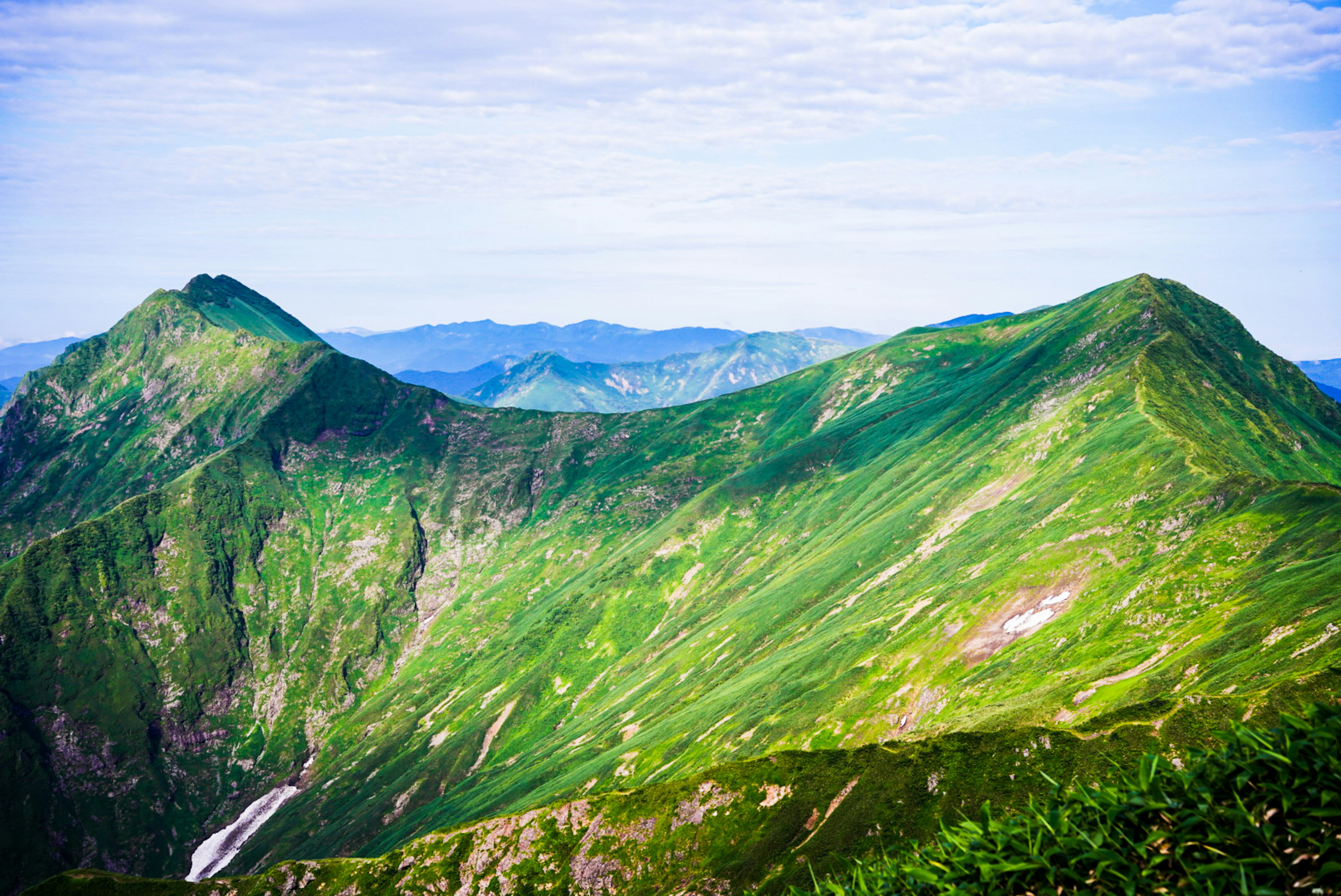 緑豊かな山々と青い空の風景