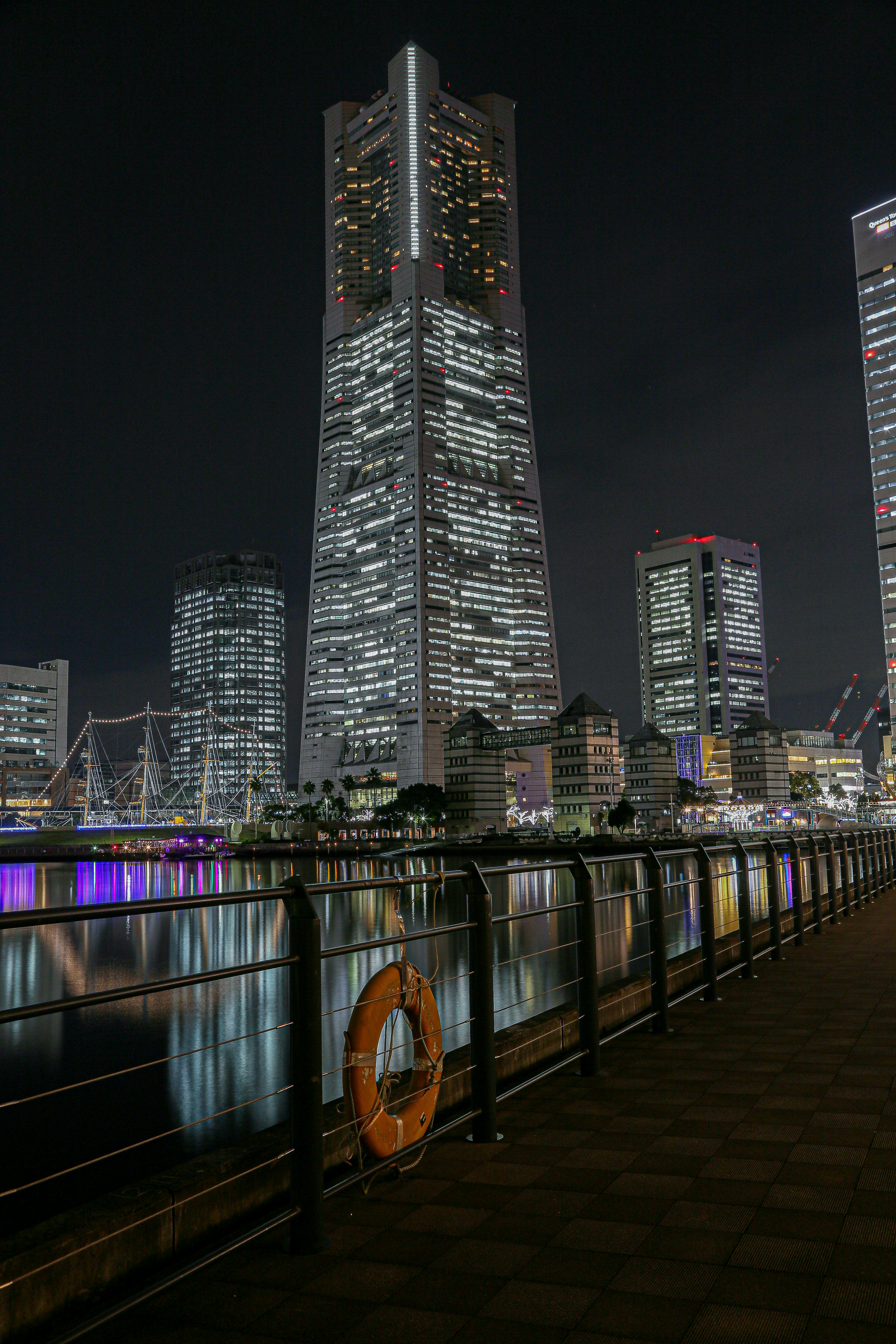 夜の横浜の高層ビル群と水辺の景色