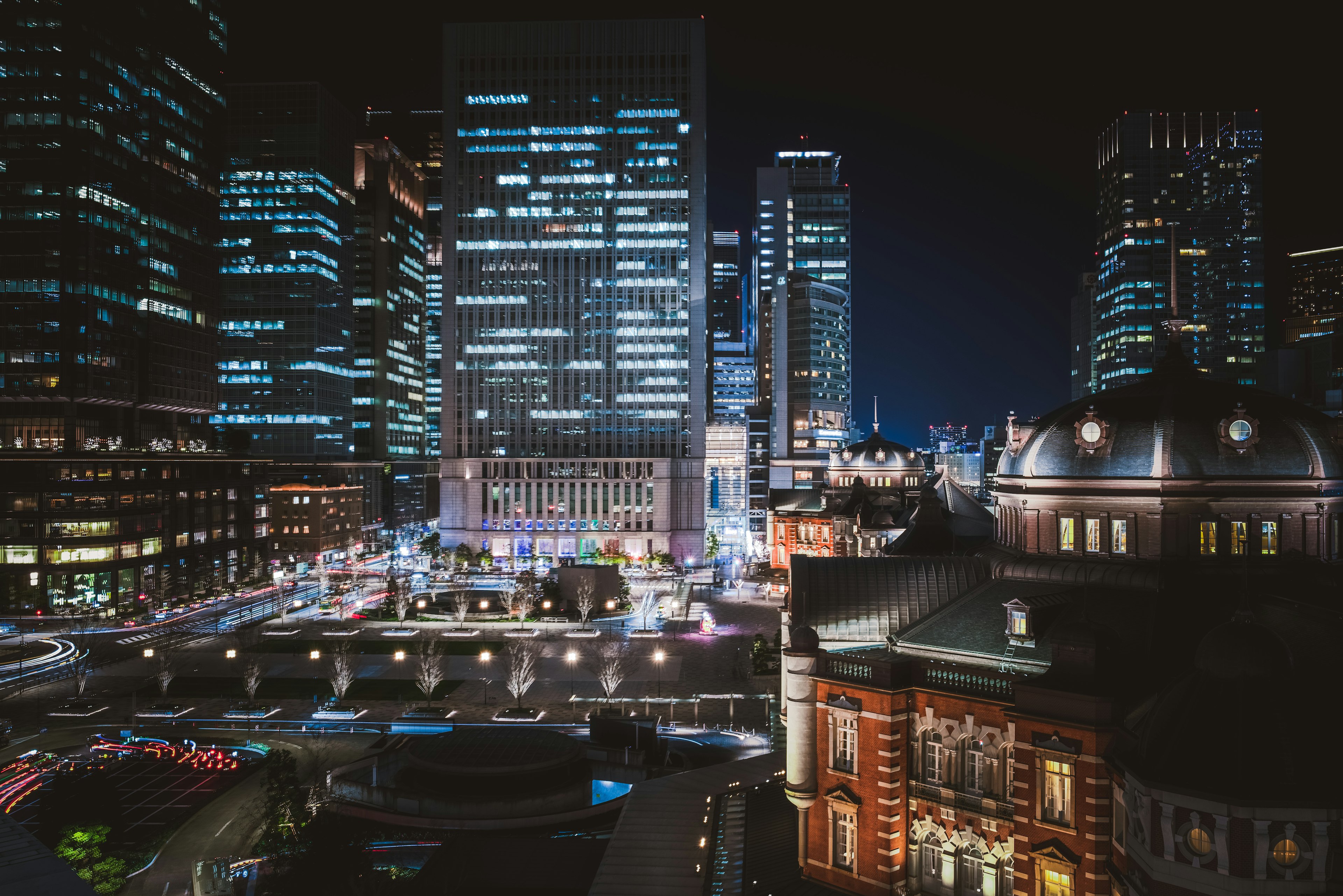 Beleuchtete Skyline von Tokio bei Nacht mit modernen Wolkenkratzern