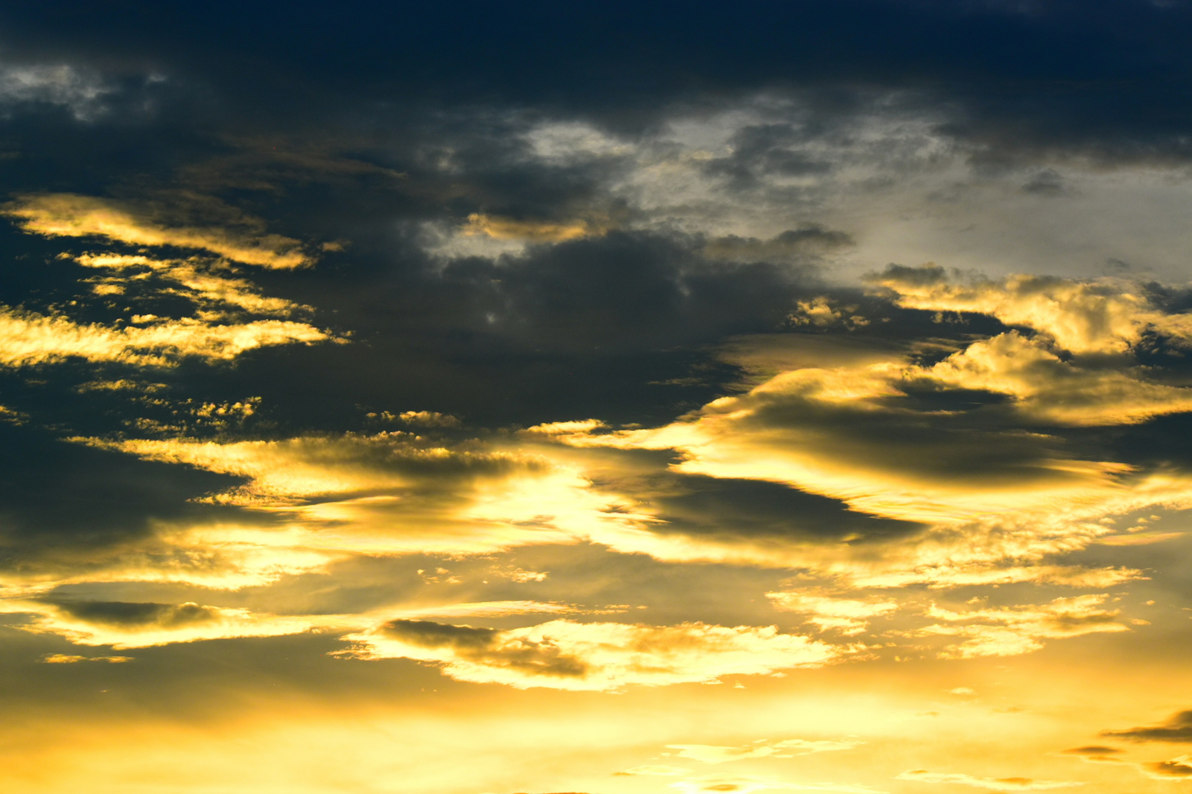 Un cielo drammatico pieno di nuvole al tramonto