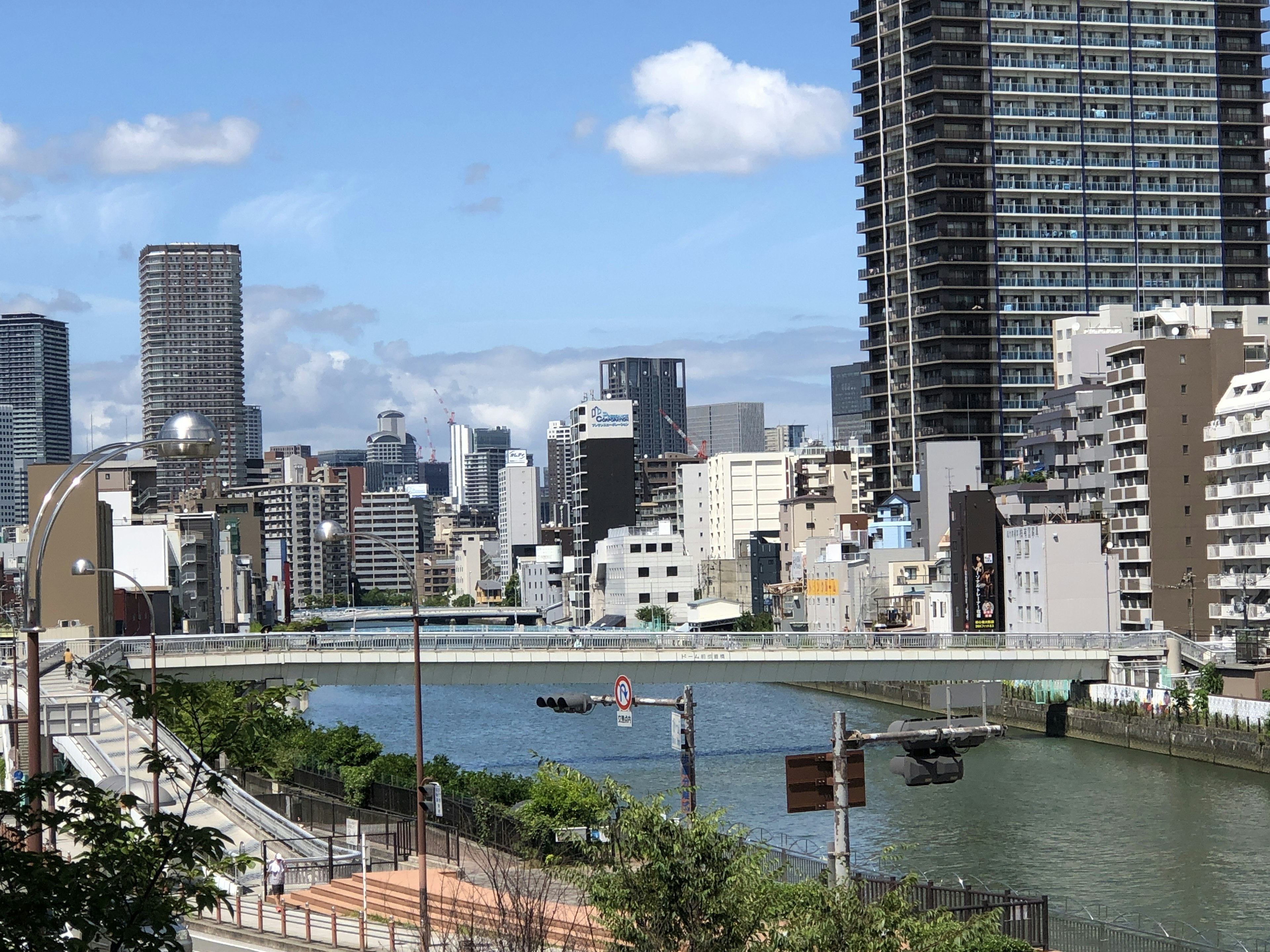 Vue urbaine de la rivière avec des gratte-ciel et un pont