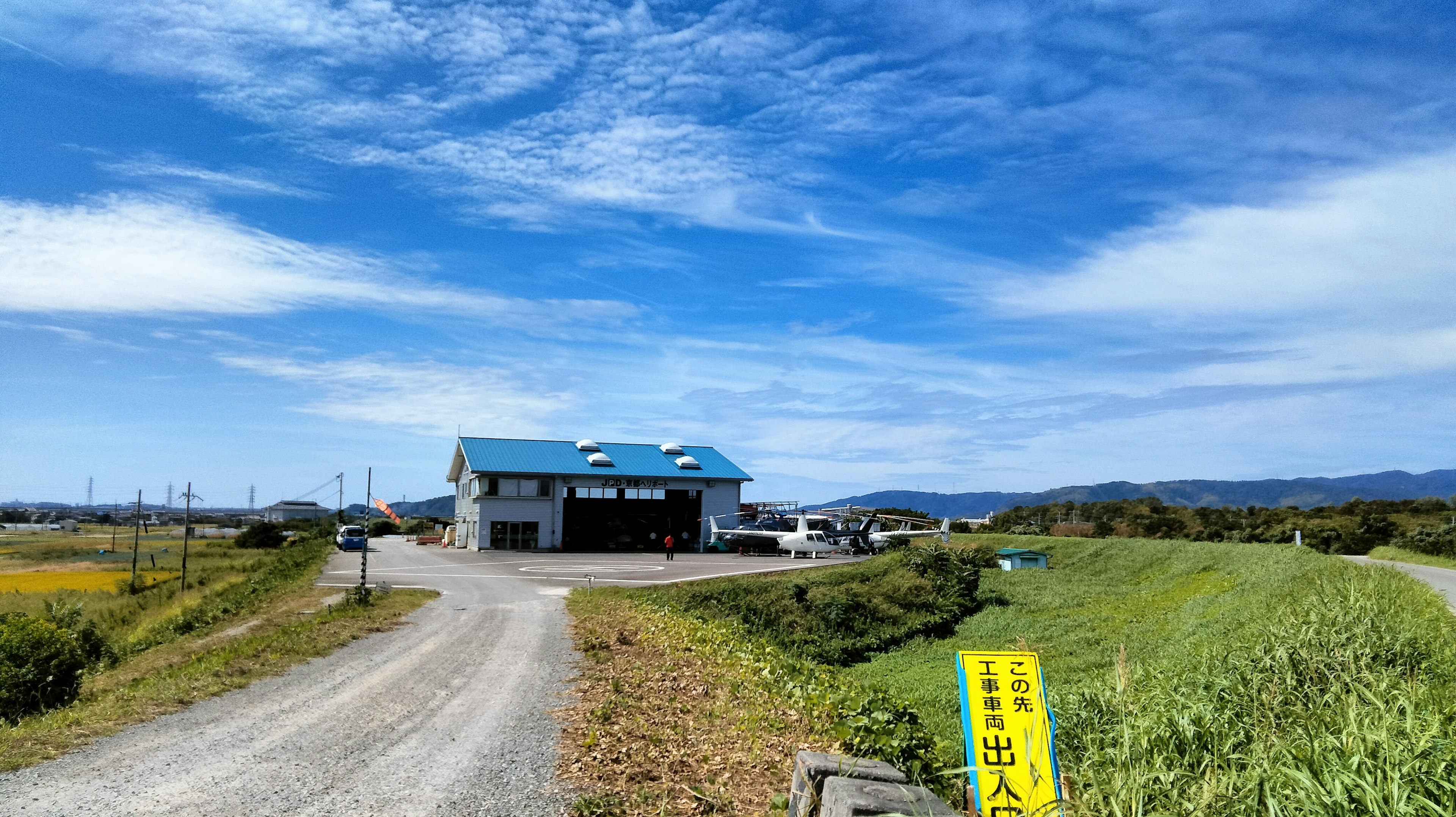 青い屋根の建物と青空が広がる風景