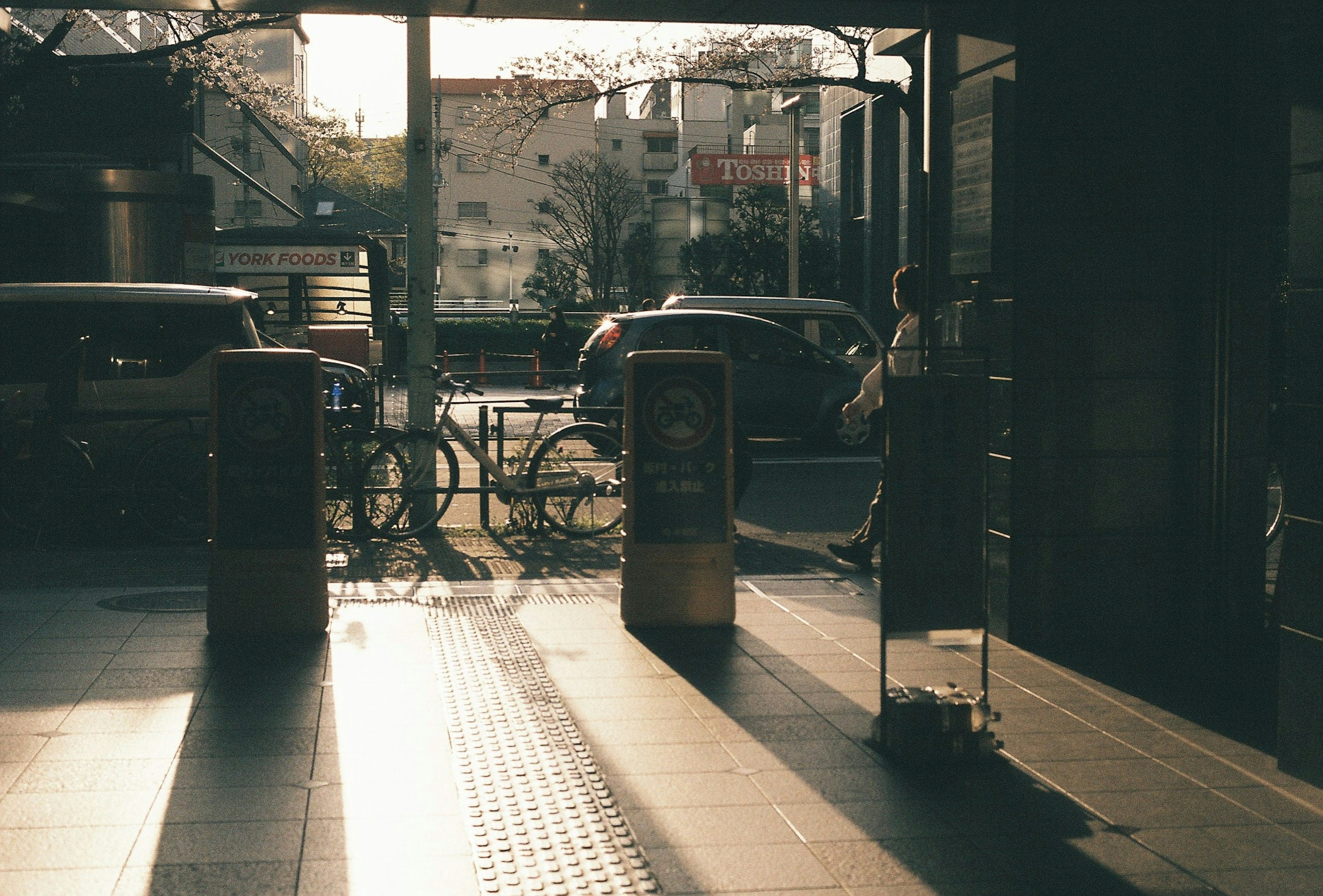 夕暮れ時の駅の入口にある改札口と自転車が映る風景