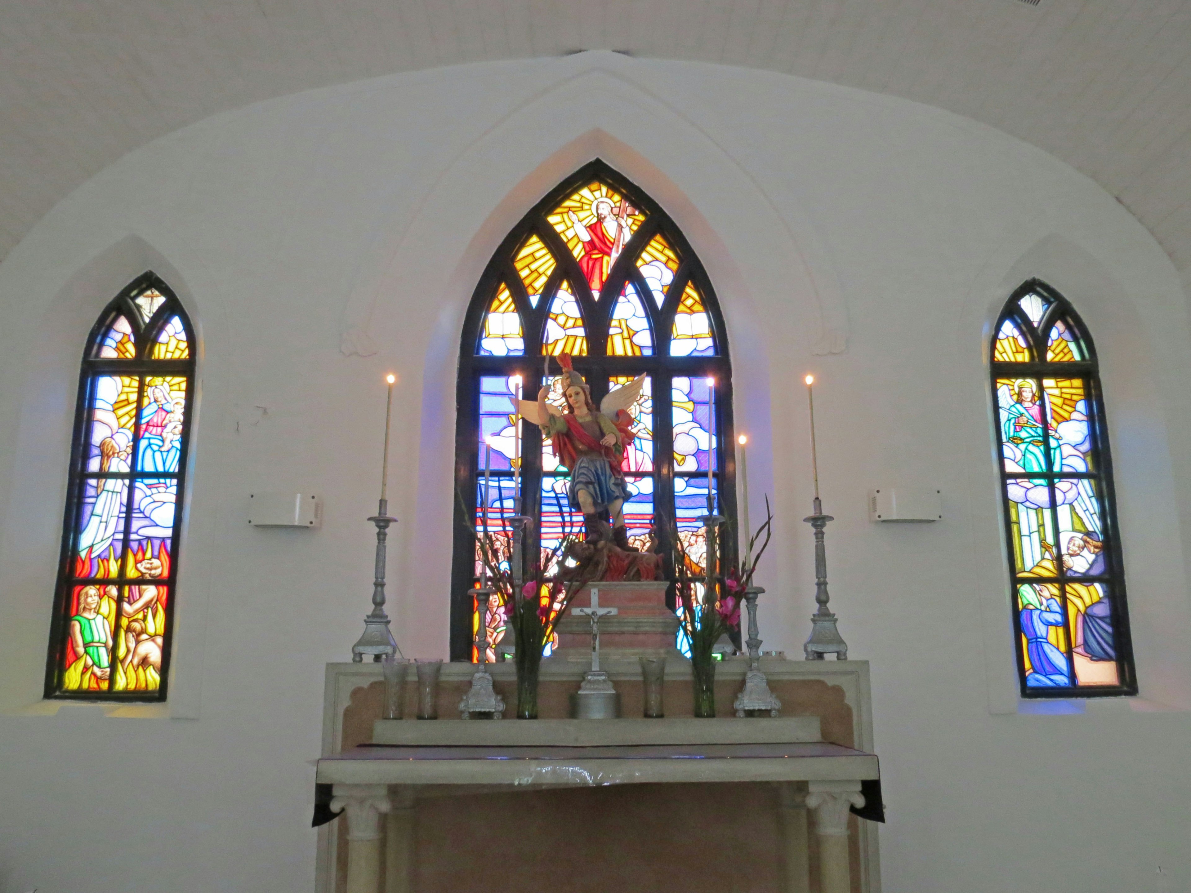 Kirchenaltar mit schönen Buntglasfenstern farbiges Licht strömt durch