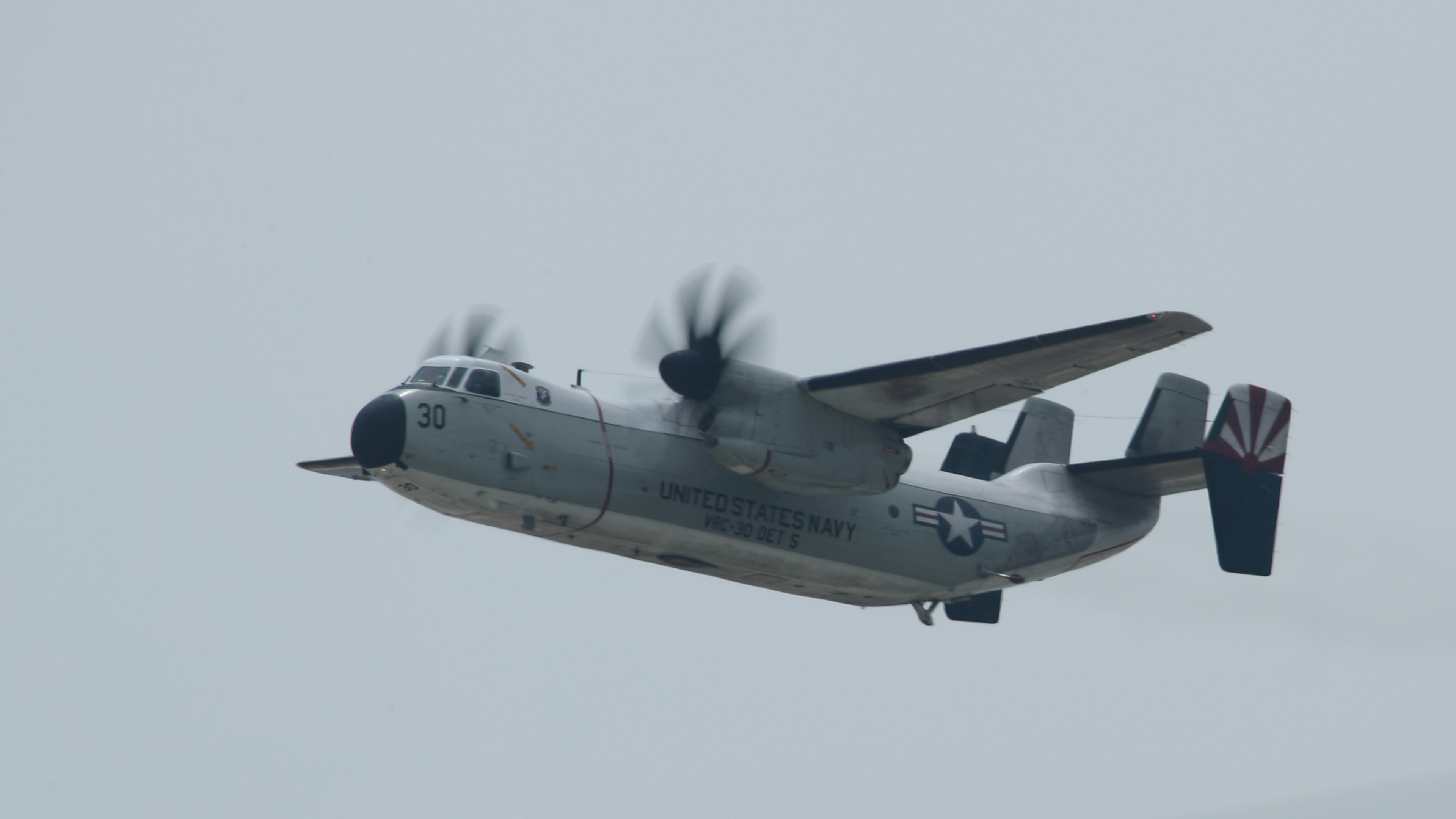 Militärflugzeug fliegt am Himmel