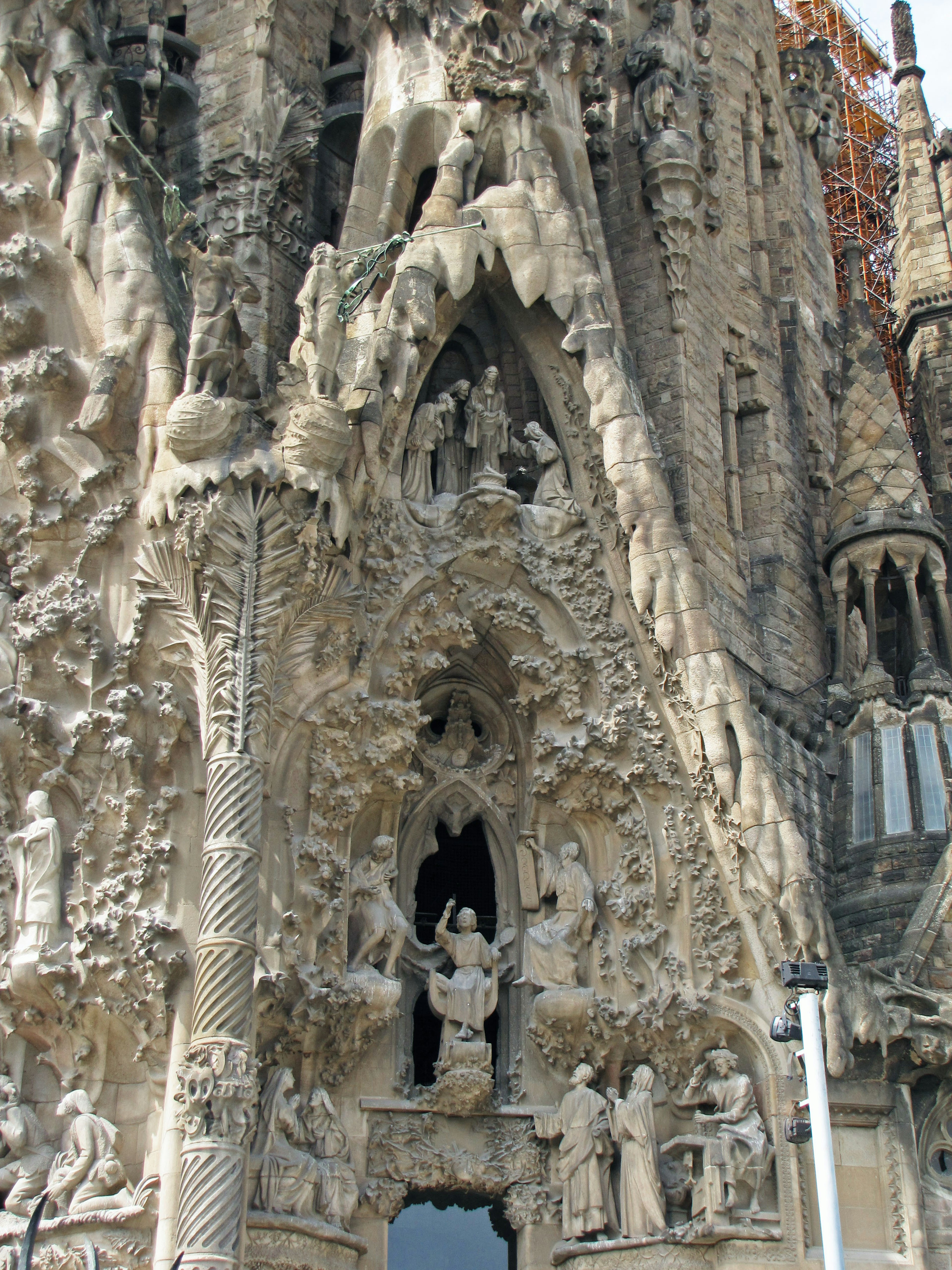 Patung rinci di dinding luar Sagrada Familia