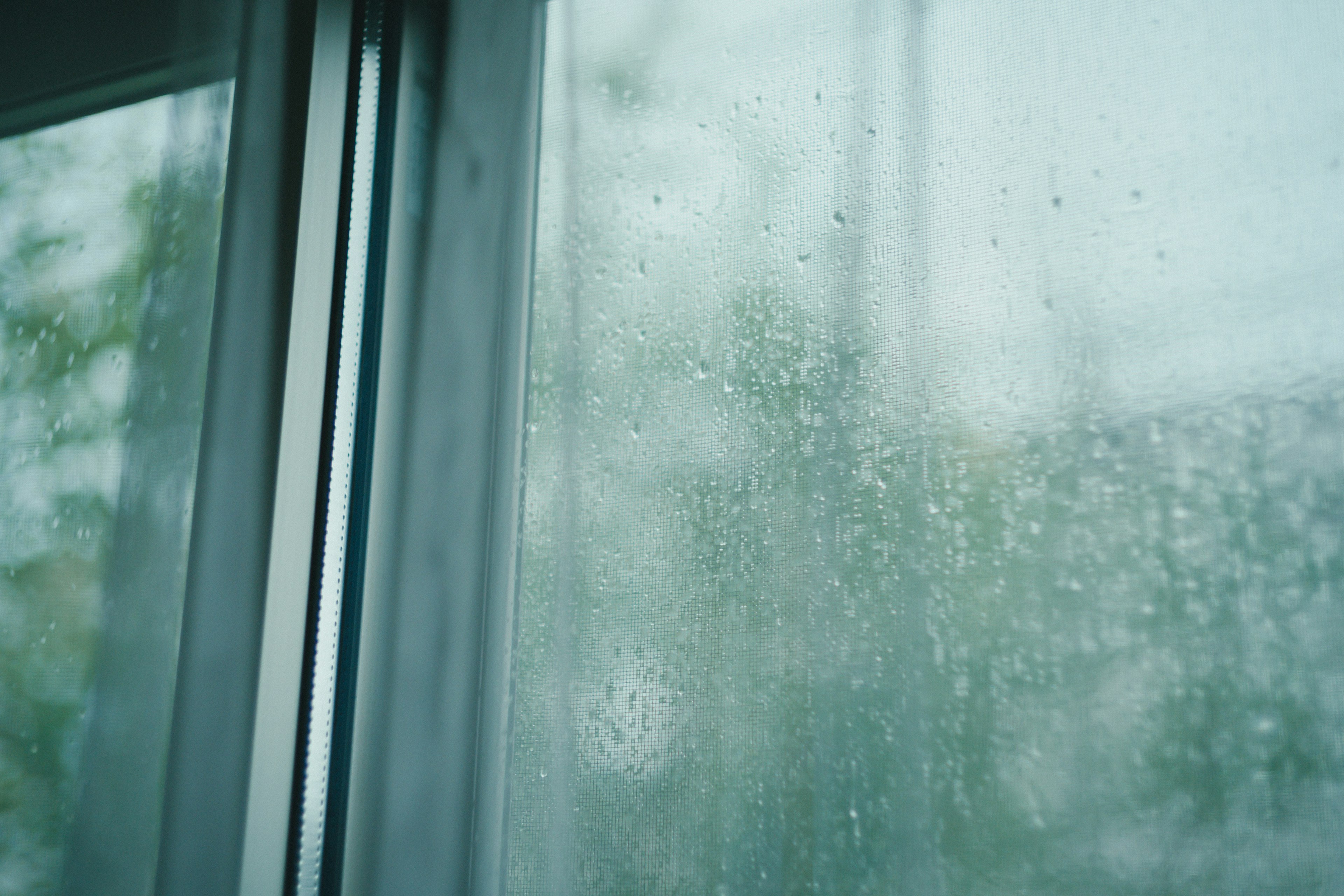 Nahaufnahme eines Fensters mit Regentropfen